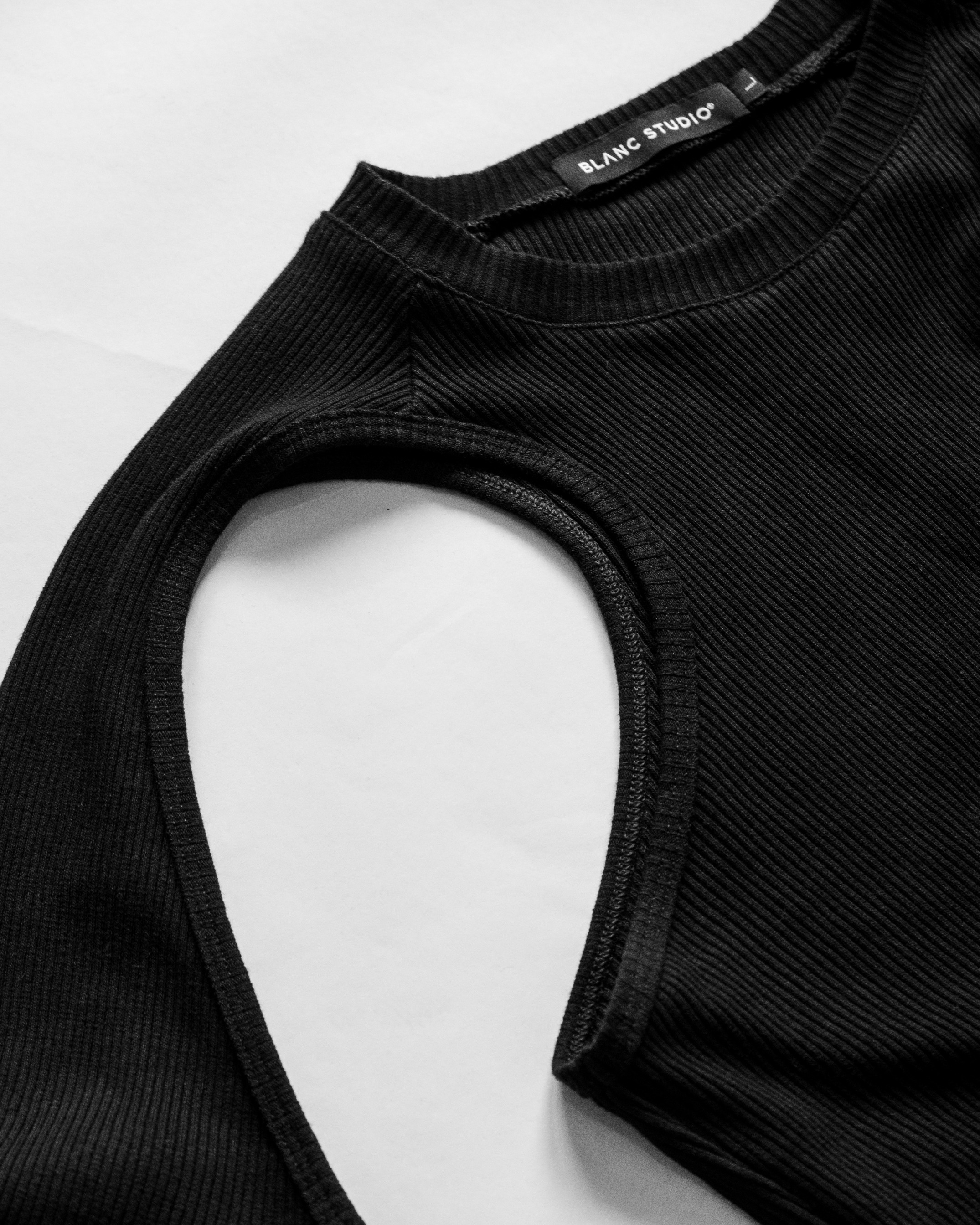 FORM LONG-SLEEVE TOP - BLACK 