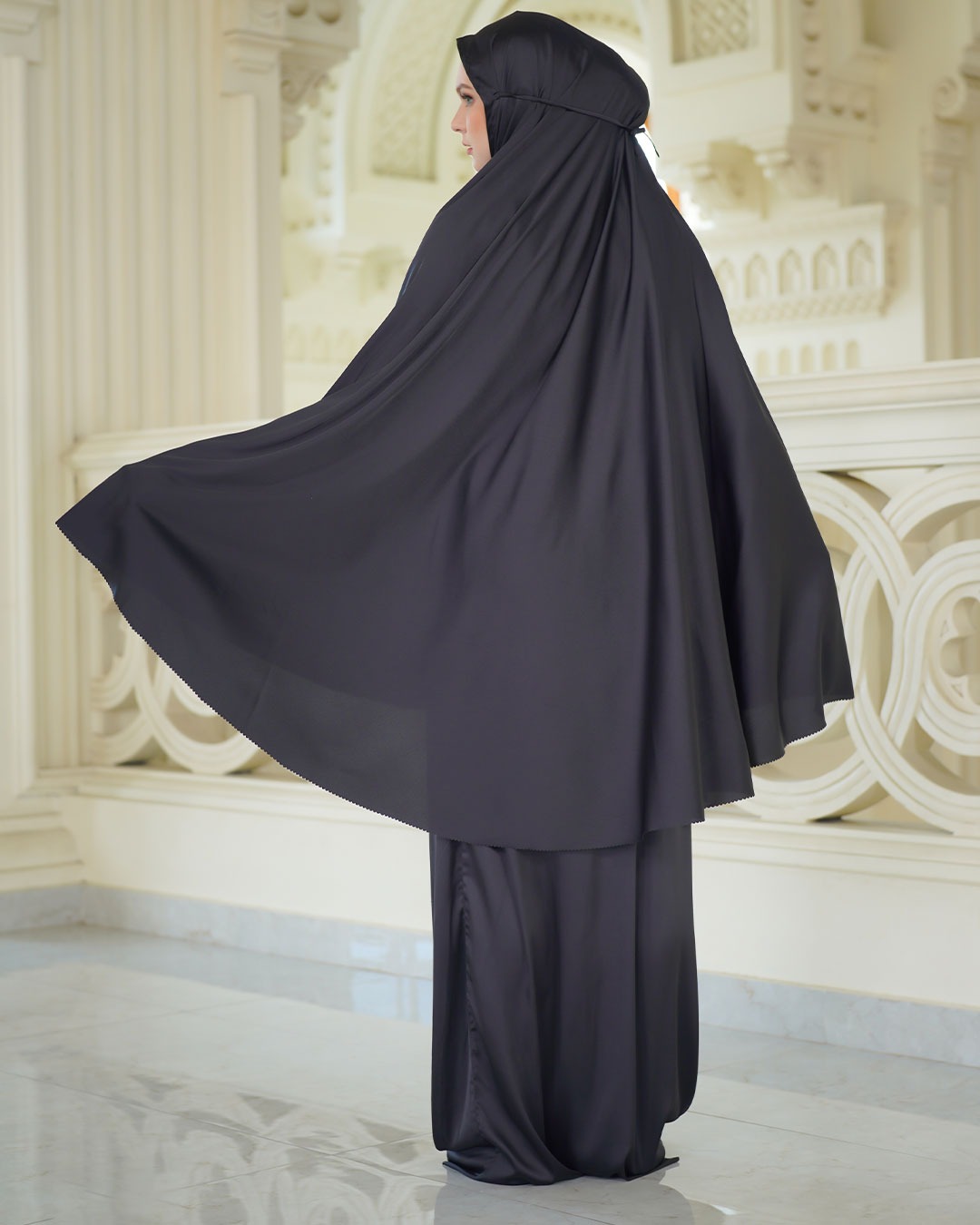 Syamima Prayer Robe Black