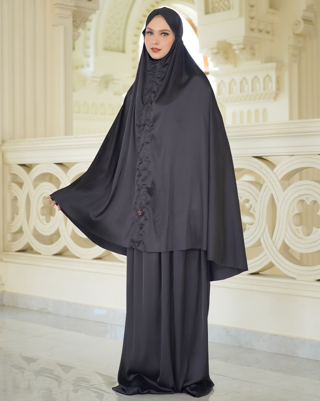 Syamima Prayer Robe Black