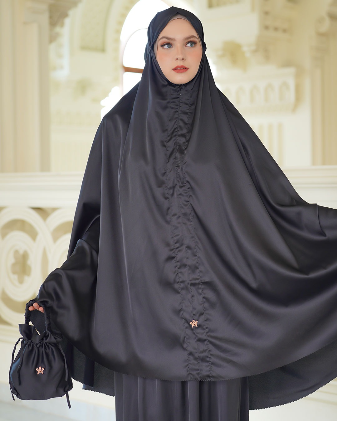 Syamima Prayer Robe Black