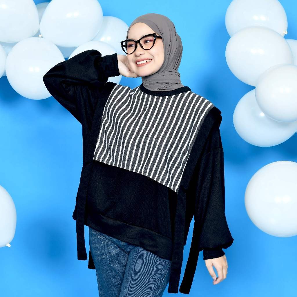 Mybamus x Itsazalya_ Sweatshirt With Stripe Vest