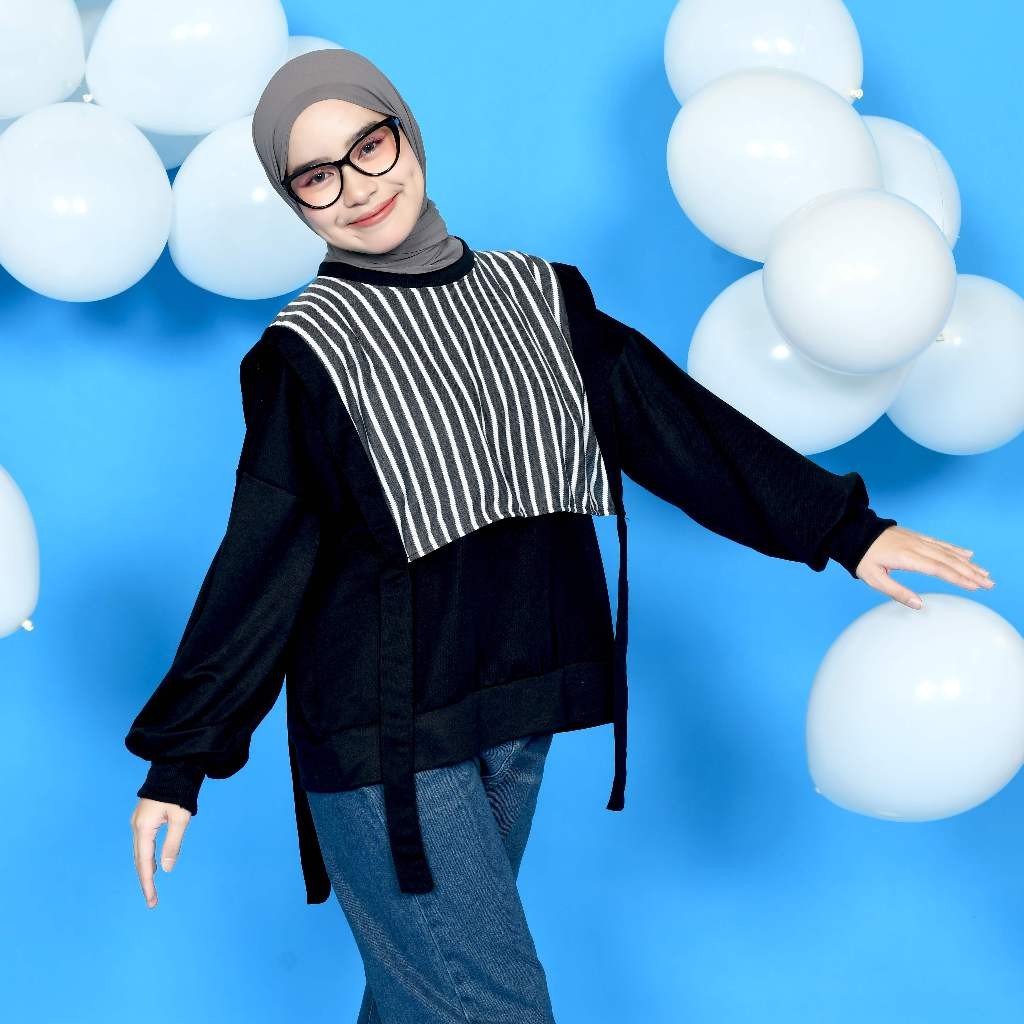 Mybamus x Itsazalya_ Sweatshirt With Stripe Vest