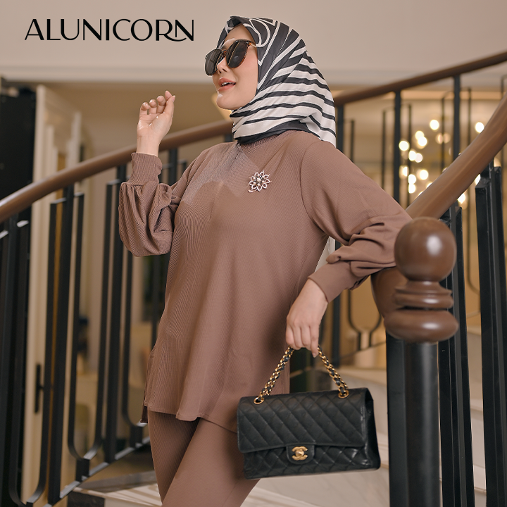 Alunicorn X Marissya Icha  - Elle Knit One set  Busui | One set wanita Blouse Busui Dan Pants Knit Uniqlo - Zipper knitting