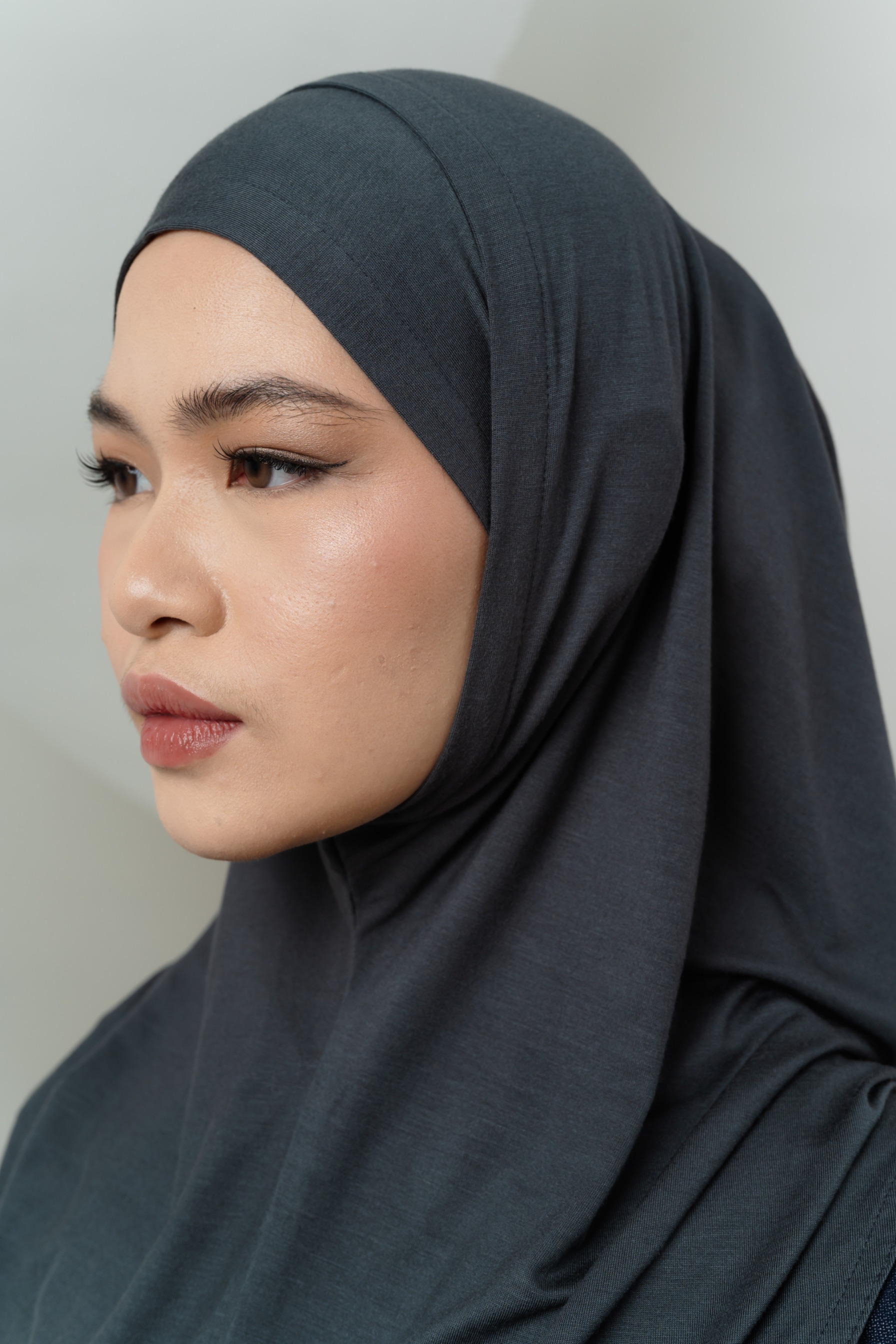 Lira Instant Tie Dark Grey | TENCEL™️ Hijab