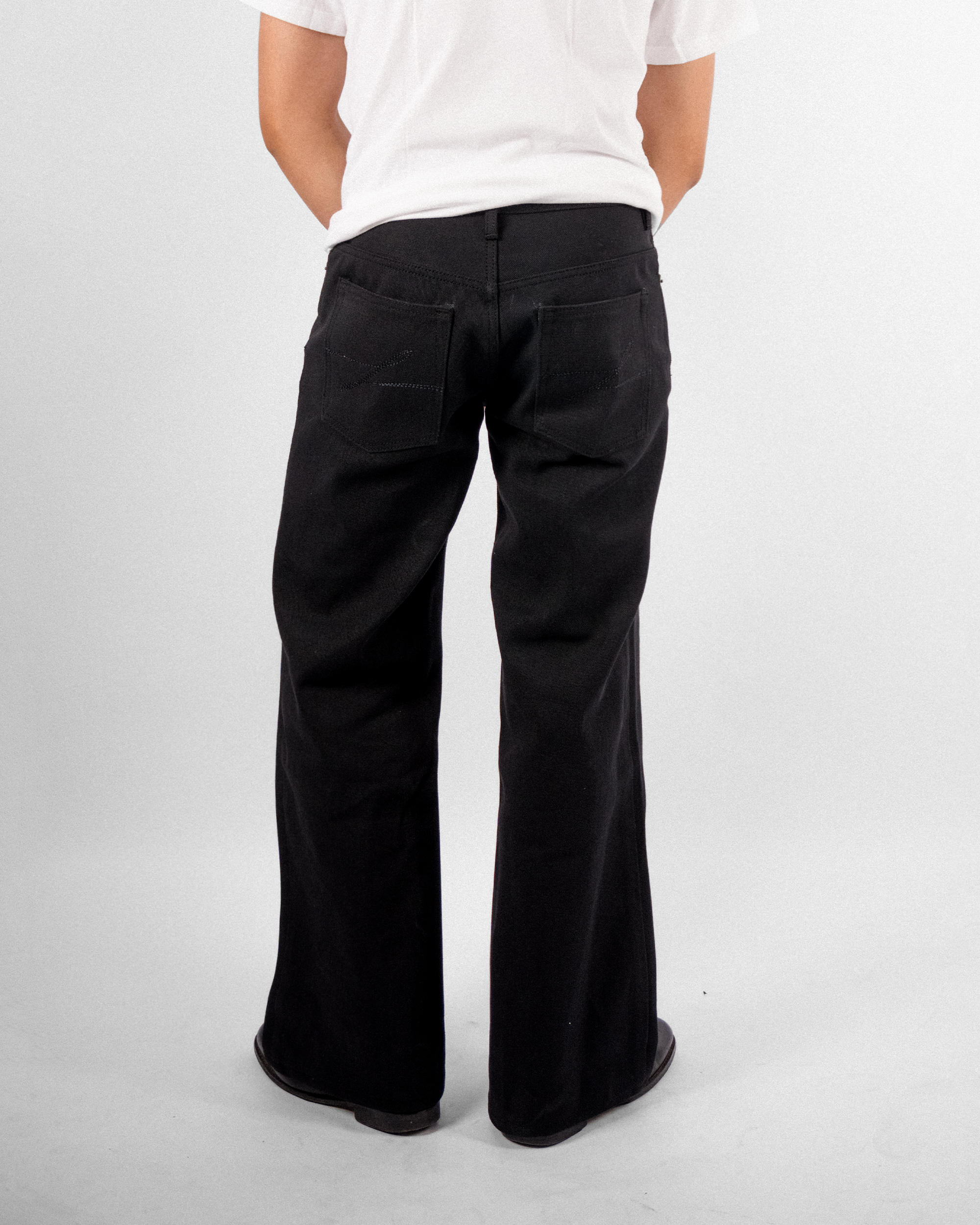 Loose Bootcut - Raw Black