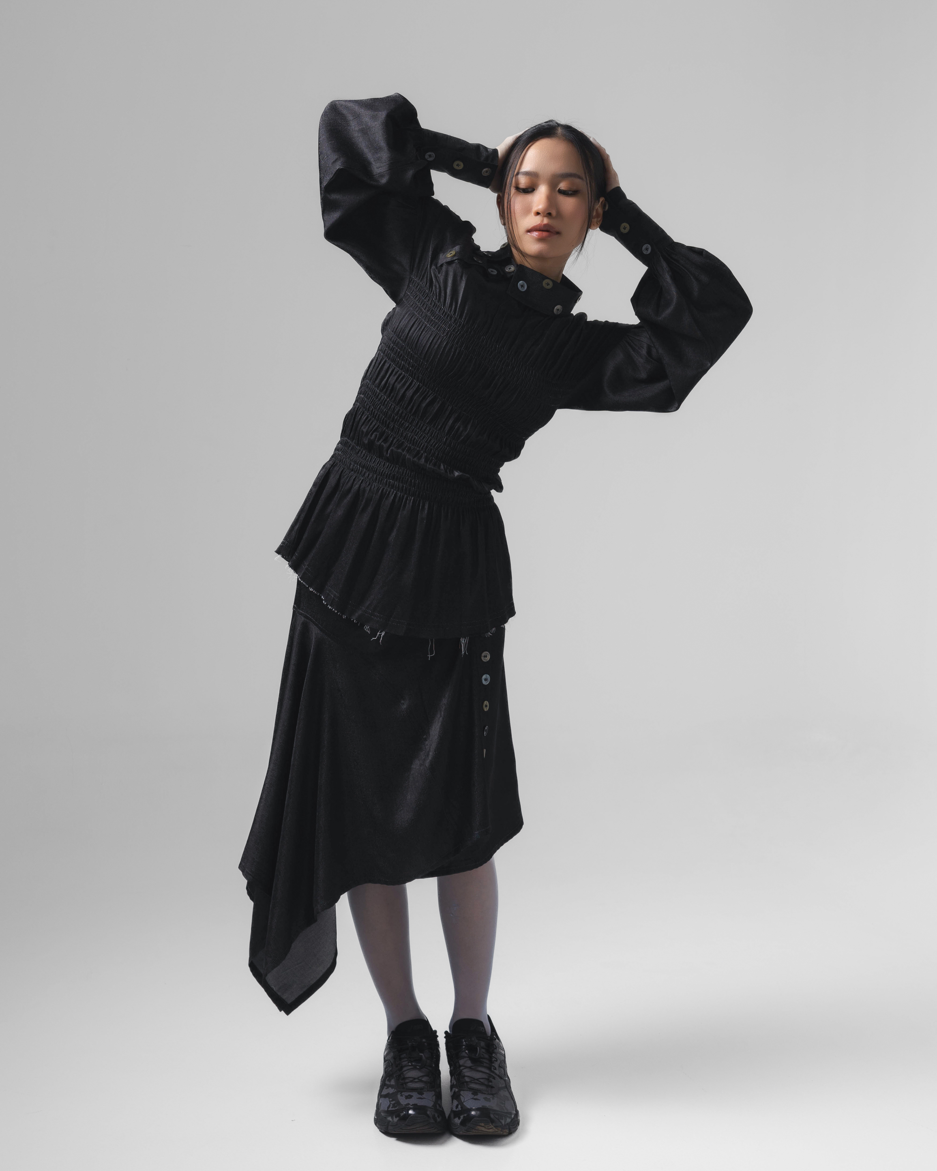 Noir Buttons Collar Smocked Shirt
