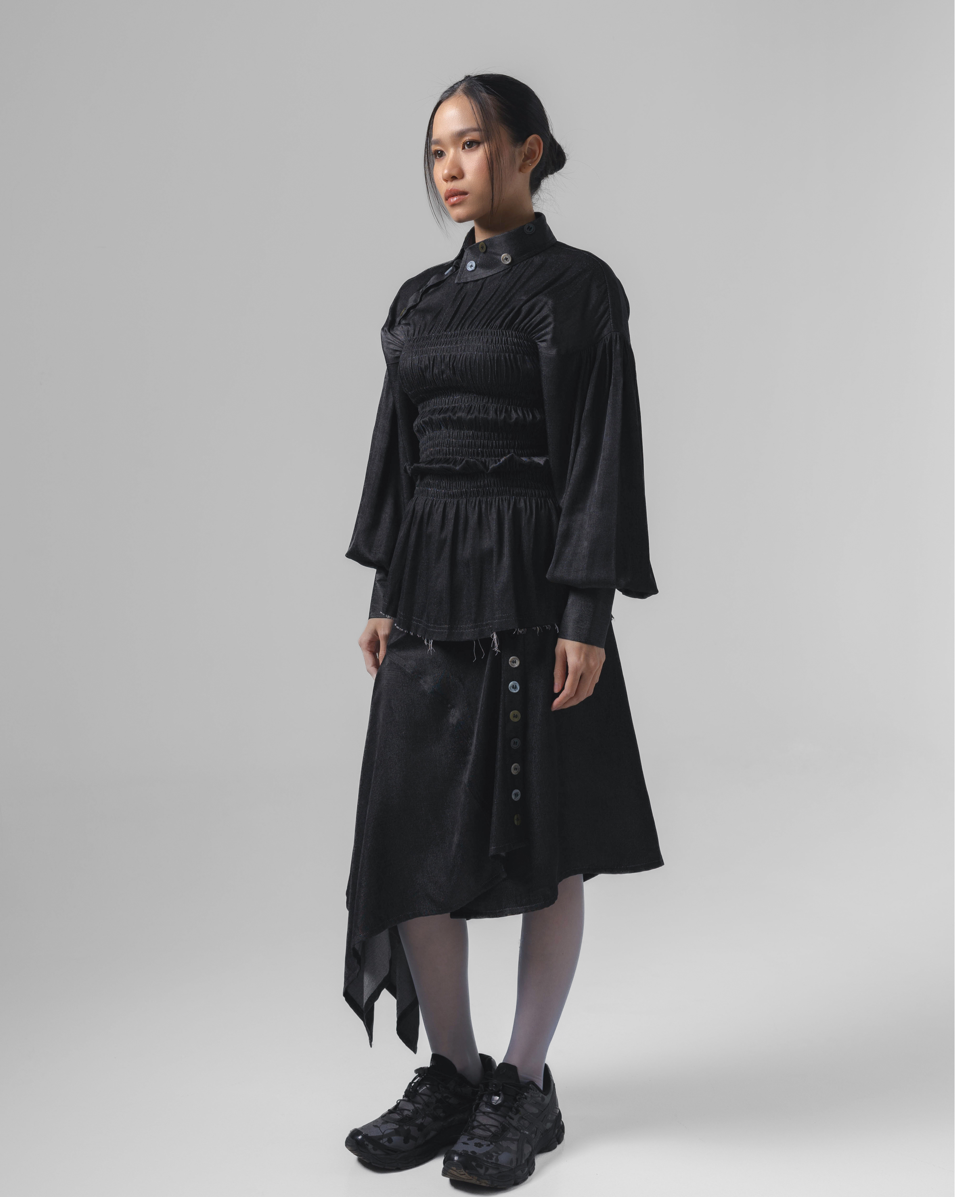 Noir Buttons Collar Smocked Shirt
