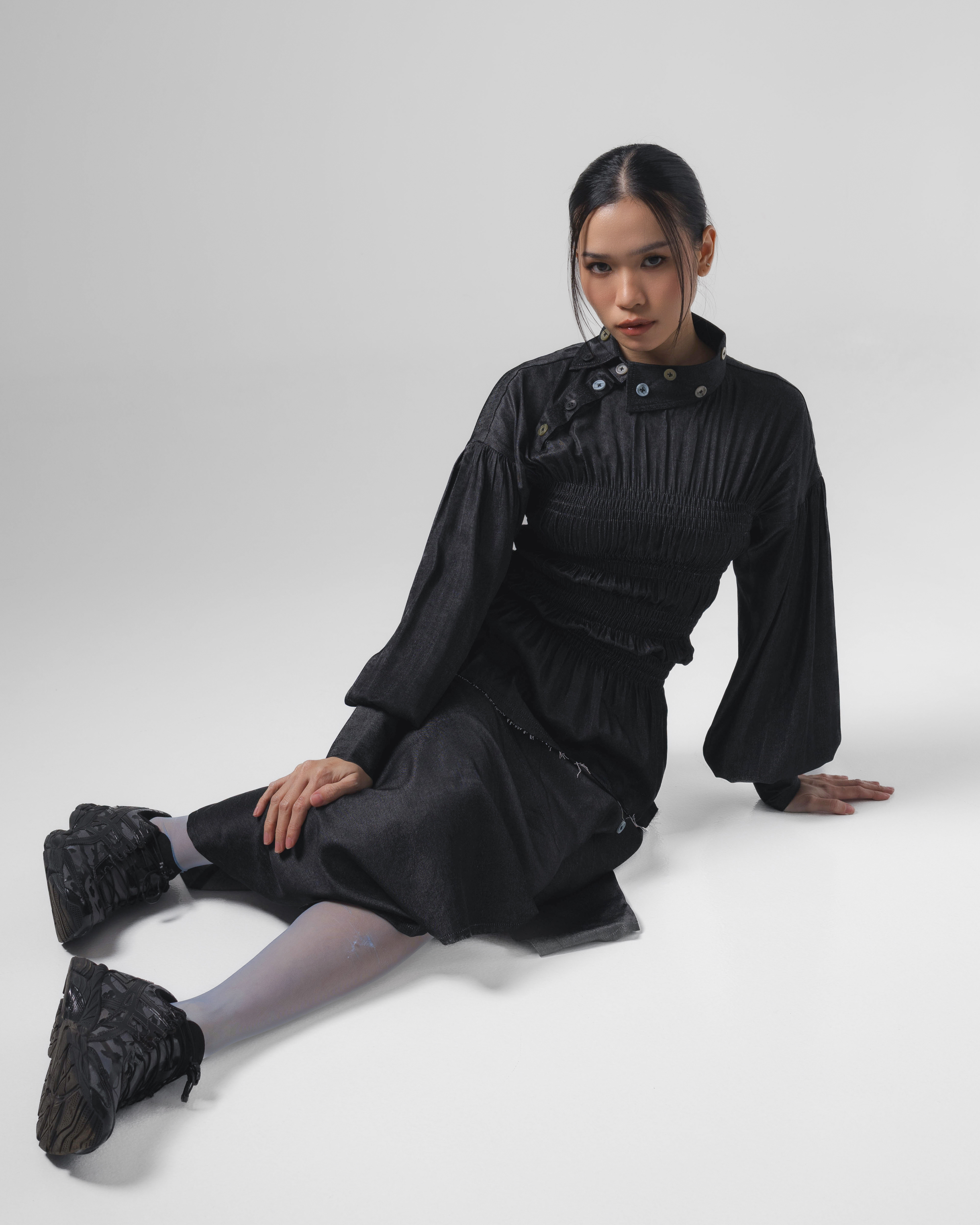 Noir Buttons Collar Smocked Shirt