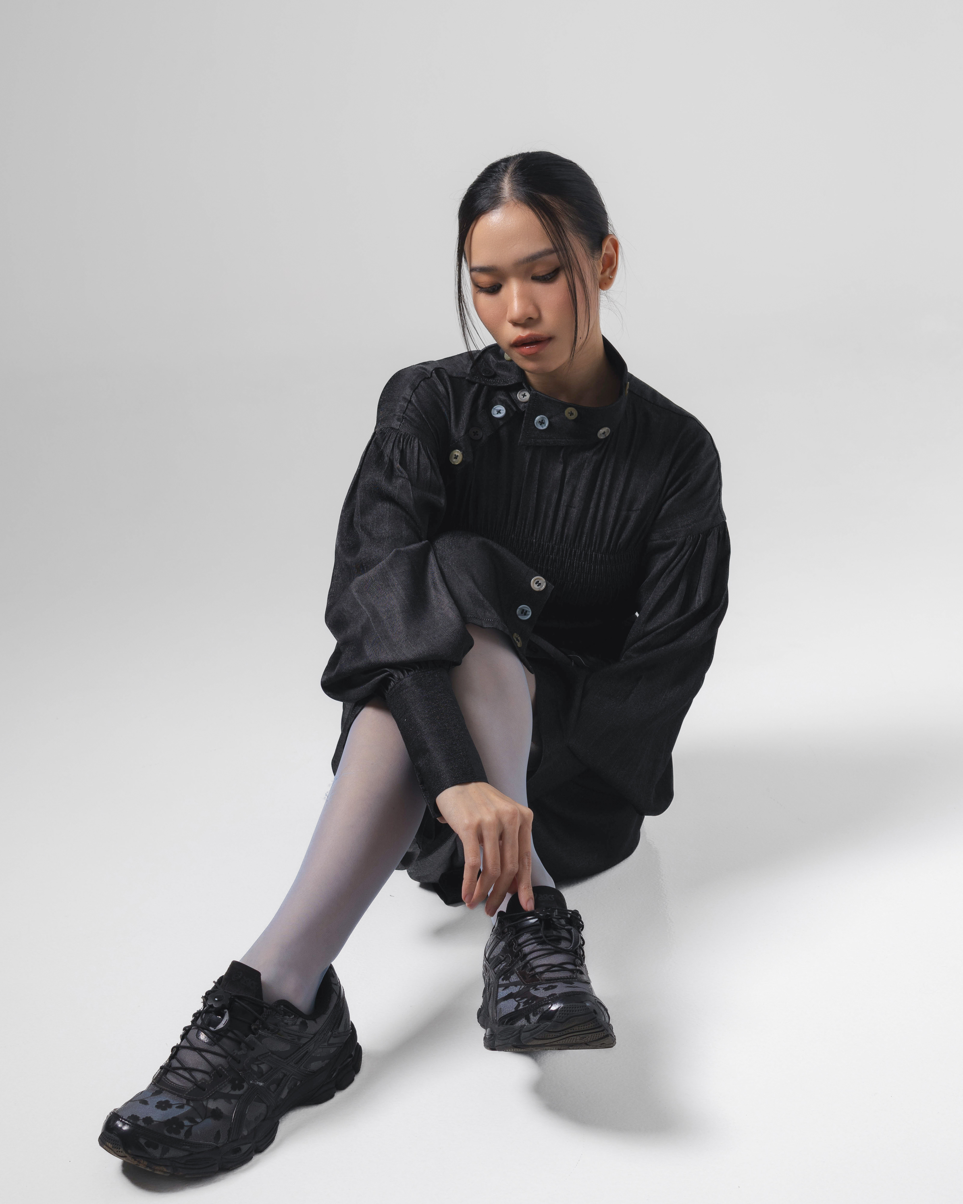 Noir Buttons Collar Smocked Shirt