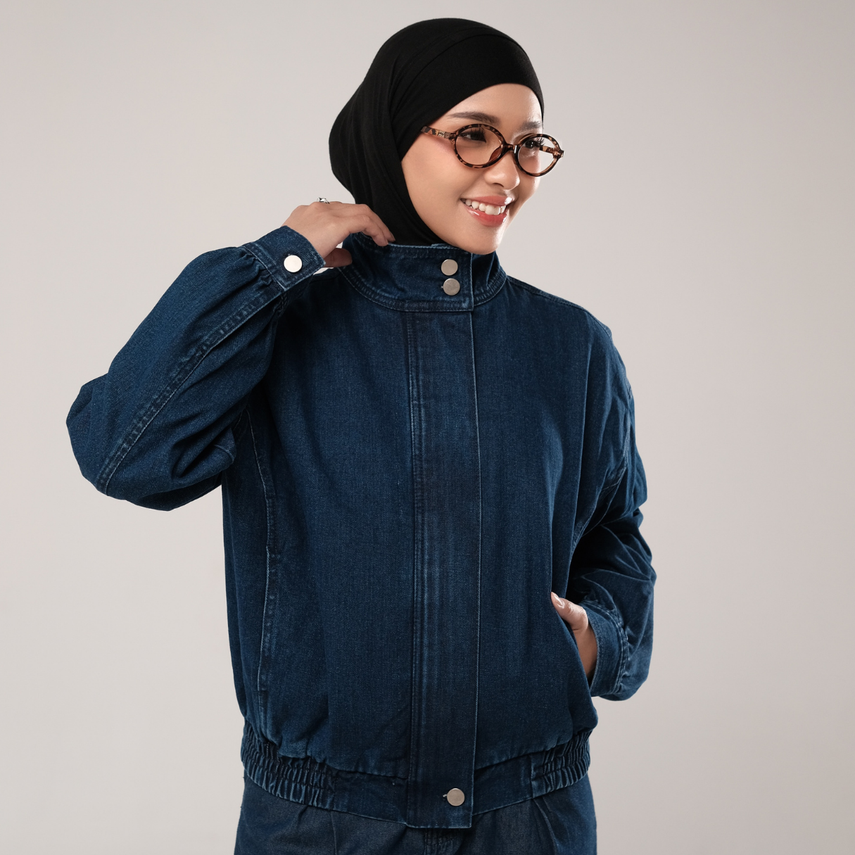 NHS.LOOKS - Cropped Denim Jacket