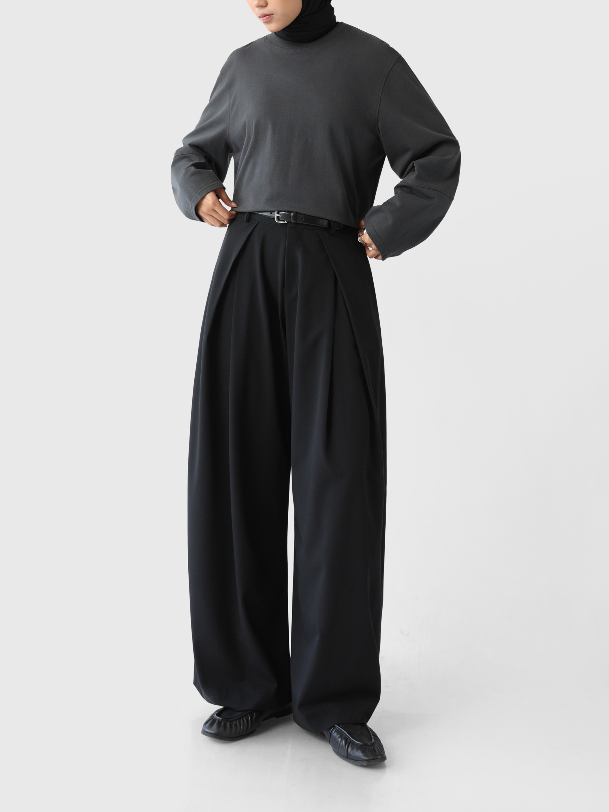 Sabamodest Pleated Barrel Trousers