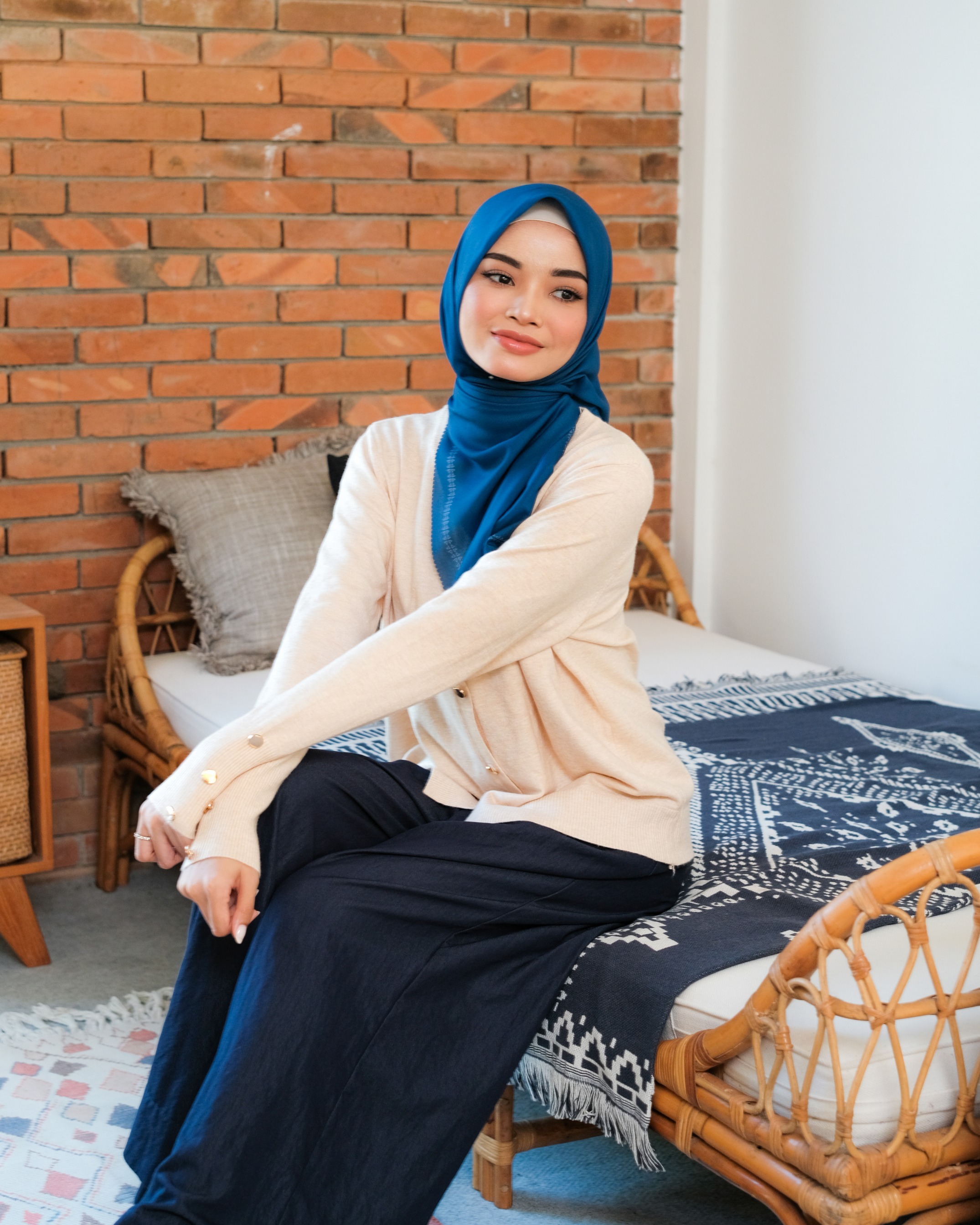 The Signature List Biru Tua