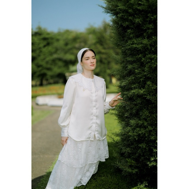 House of Syaira Lysea Shirt IFW Series – Blouse Wanita Silk Premium Kerah Renda Elegant Modest