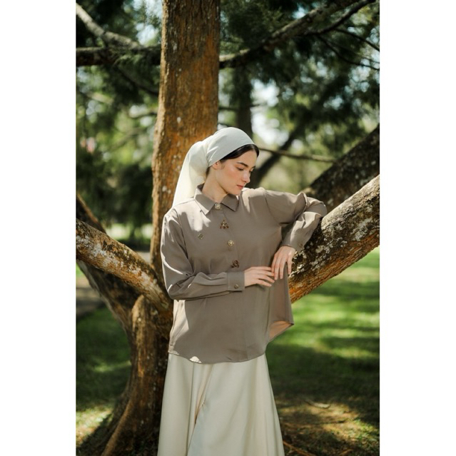 House of Syaira Velina Shirt IFW Series – Kemeja Wanita Perfect Twill Loose Fit dengan Kancing & Payet Eksklusif