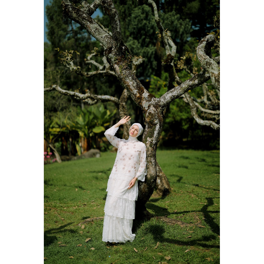 House of Syaira Fiora Blouse IFW Series– Blouse Wanita Organdi Embroidery & Chantilly Lengan Panjang