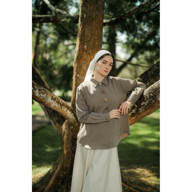 House of Syaira Velina Shirt IFW Series – Kemeja Wanita Perfect Twill Loose Fit dengan Kancing & Payet Eksklusif