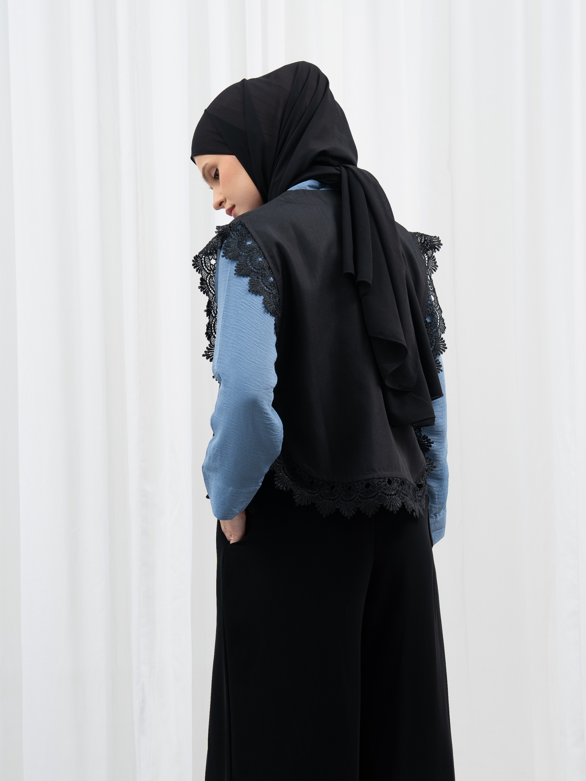 Cava Vest Black