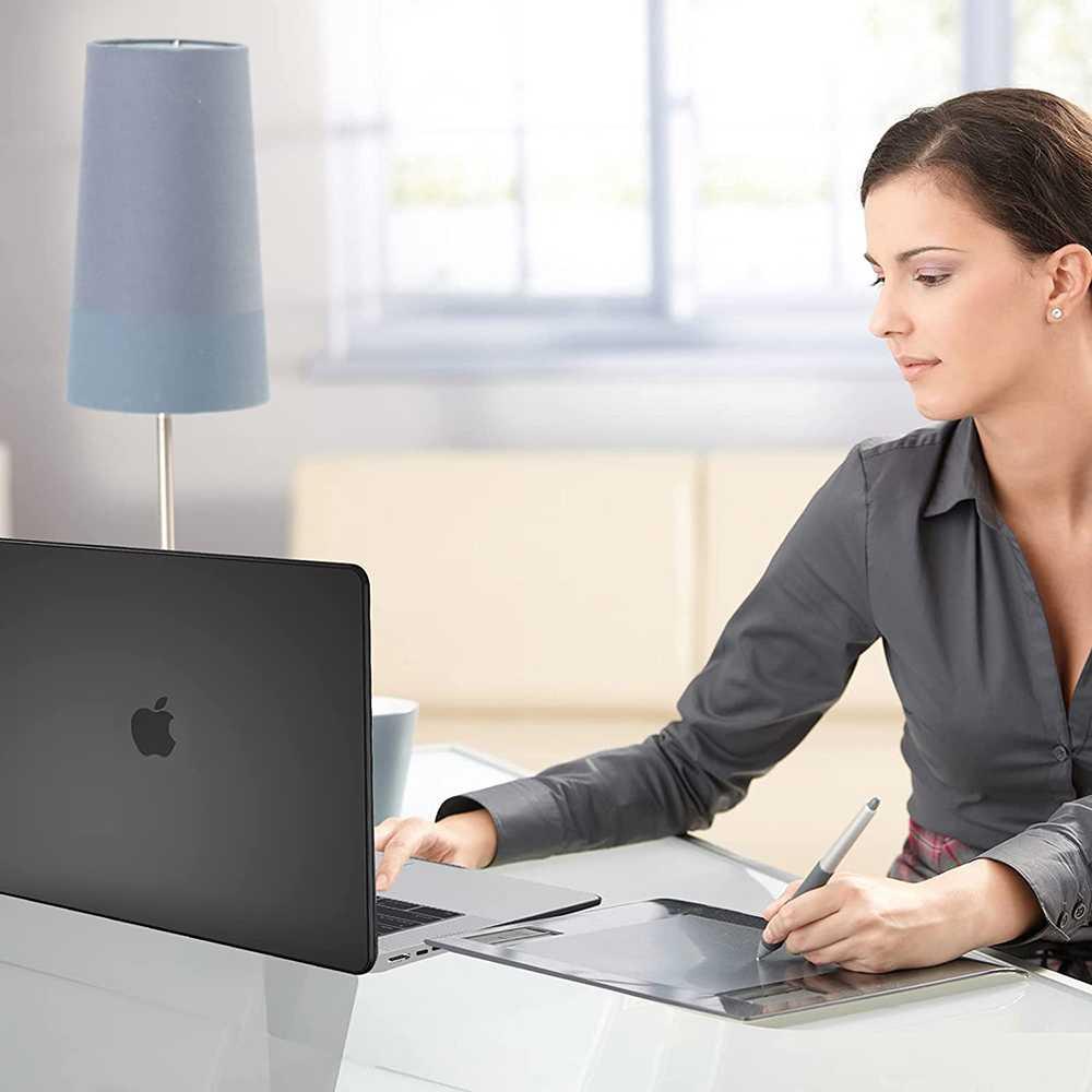 PFHEU Crystal Case Pelindung MacBook Pro - Melindungi dengan Elegan, Ringan, dan Kuat