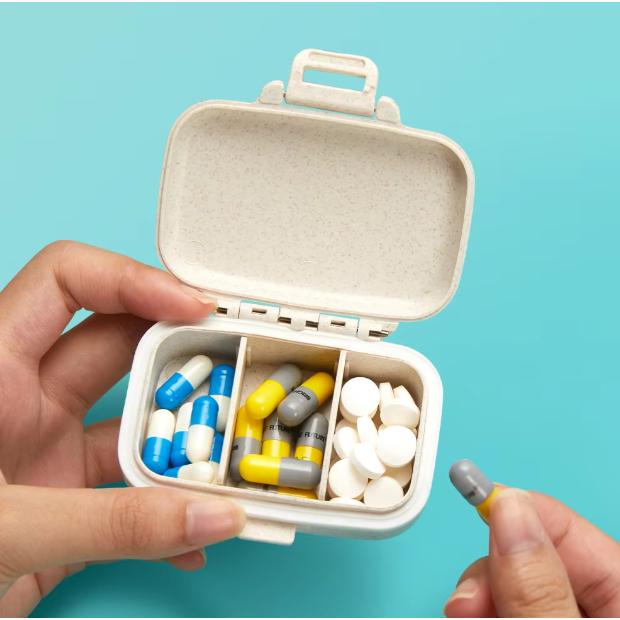 SHURUN Kotak Obat Mini Portable Adjustable 3 Grid - Penyimpanan Obat Aman dan Praktis, Desain Kecil
