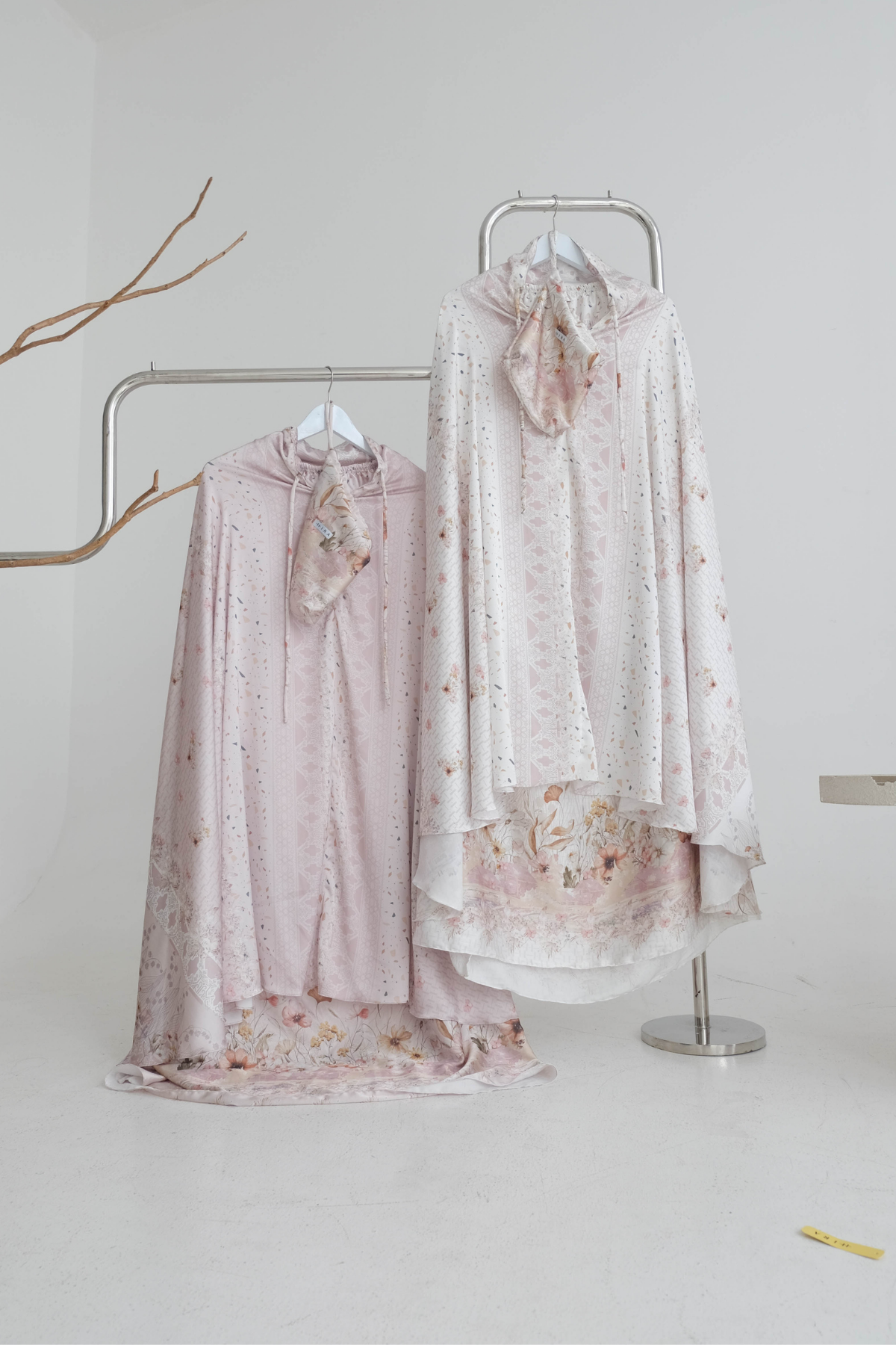 Mukena Rumah Senja White & Box Hampers Exclusive Hadiah- Mukena Silk Daily Prayer Set