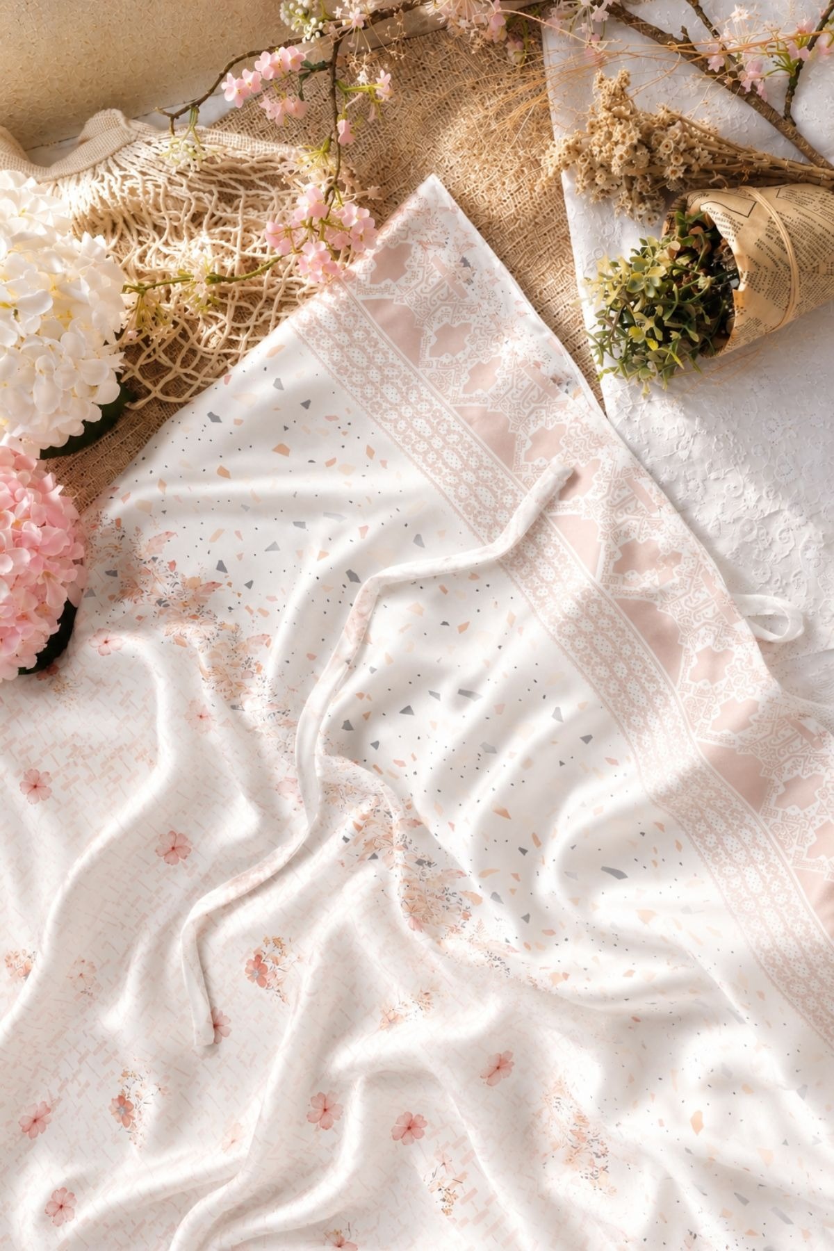 Mukena Rumah Senja White & Box Hampers Exclusive Hadiah- Mukena Silk Daily Prayer Set