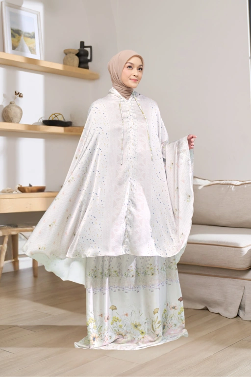 Image of Mukena Rumah Senja White & Box Hampers Exclusive Hadiah- Mukena Silk Daily Prayer Set 