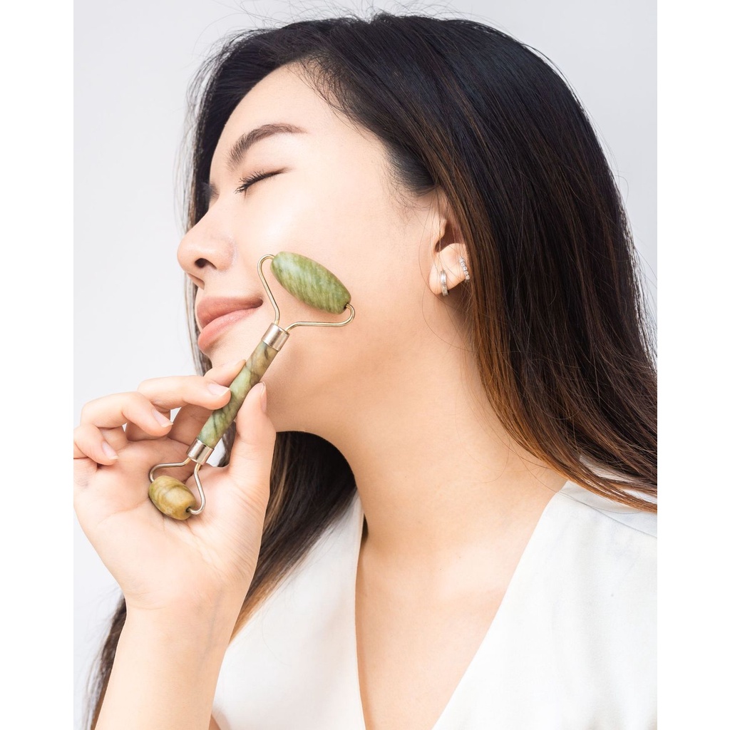 True to Skin Jade & Rose Quartz Guasha and Face Roller (Batu Giok Asli)