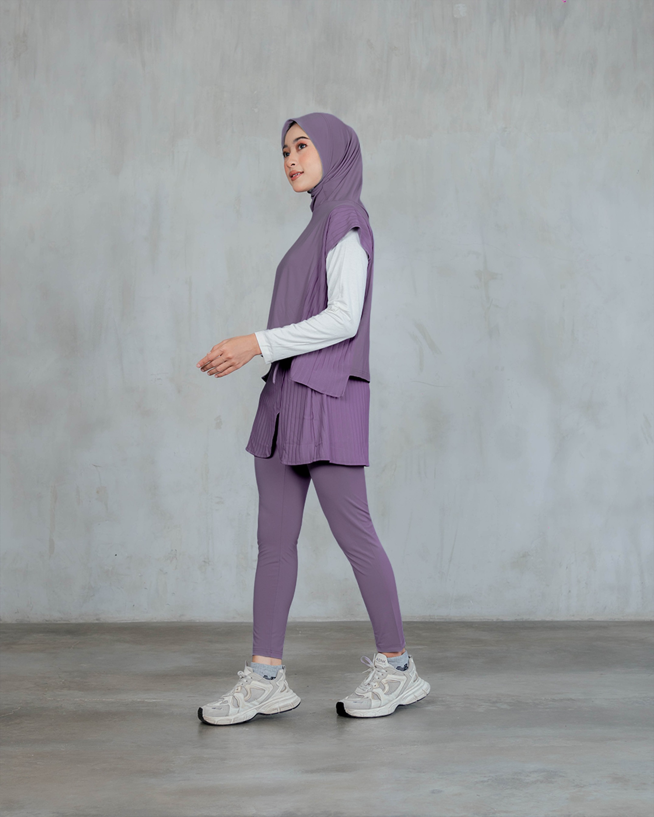 Serena Motion Fit Plum – One Set (Vest Hijab dan Legging Rok)