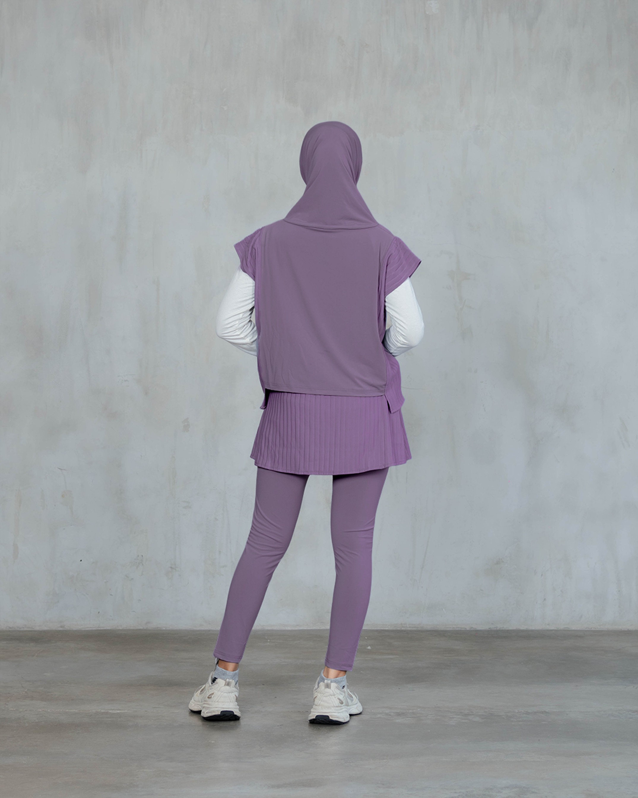 Serena Motion Fit Plum – One Set (Vest Hijab dan Legging Rok)
