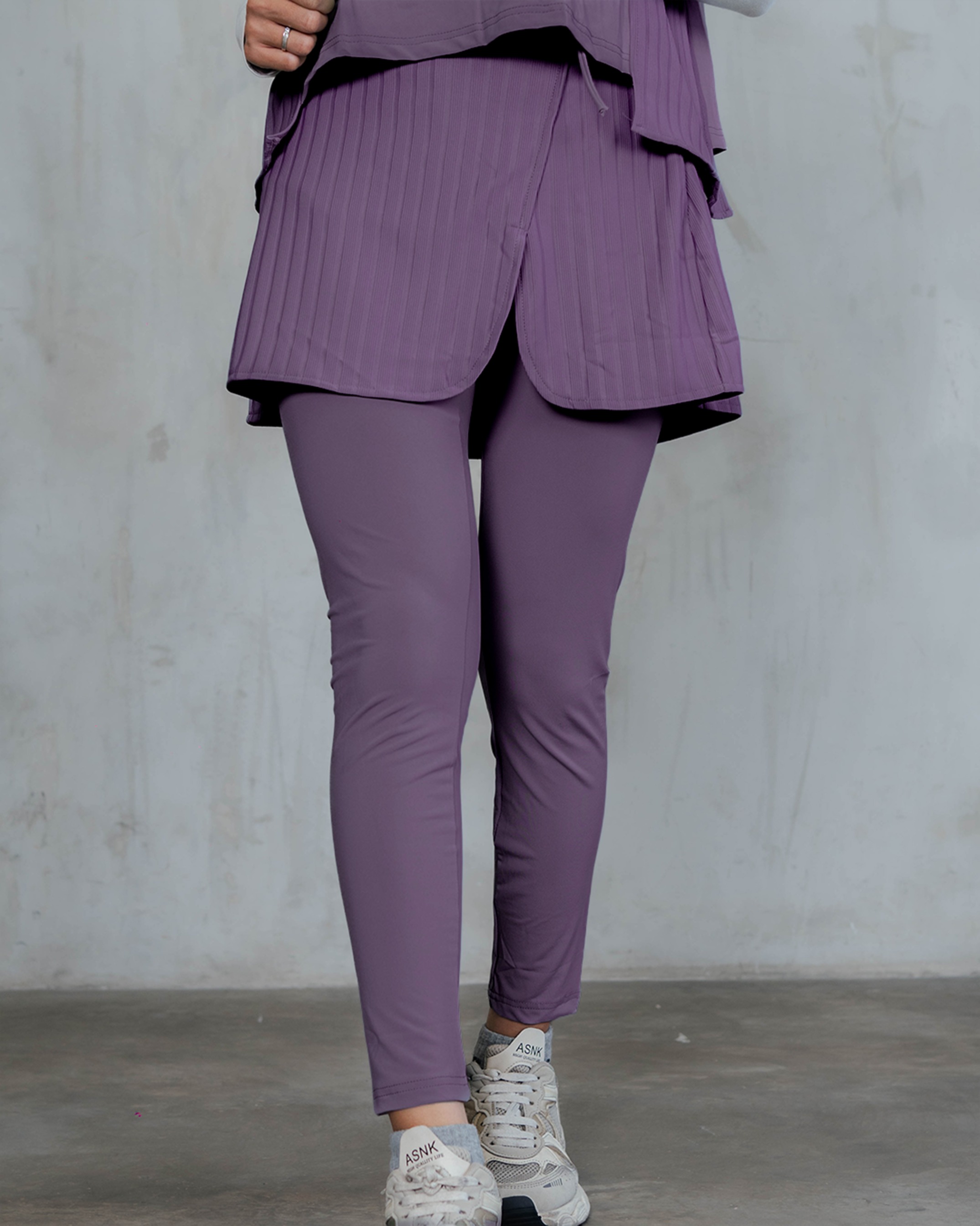 Serena Motion Fit Plum – One Set (Vest Hijab dan Legging Rok)