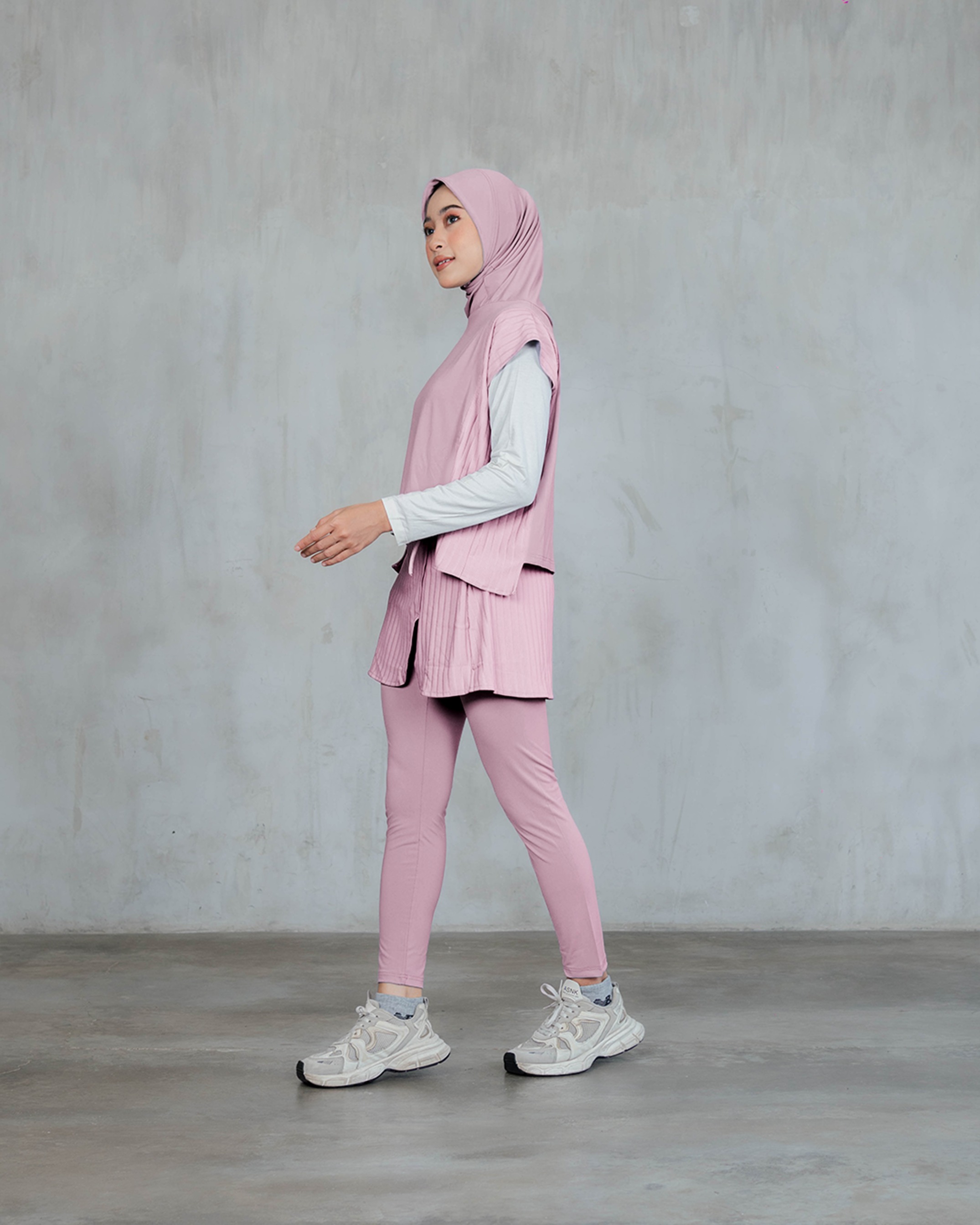 Serena Motion Fit Soft Pink – One Set (Vest Hijab dan Legging Rok)