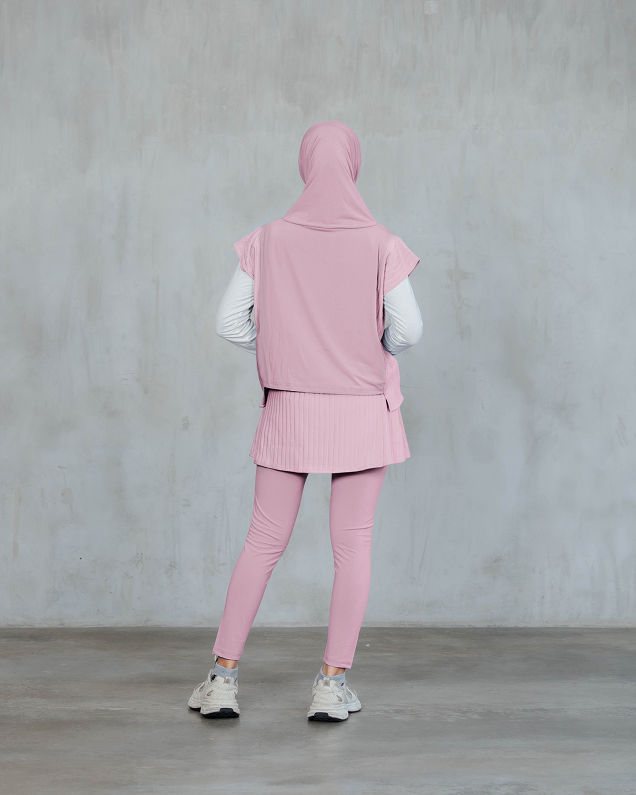 Serena Motion Fit Soft Pink – One Set (Vest Hijab dan Legging Rok)