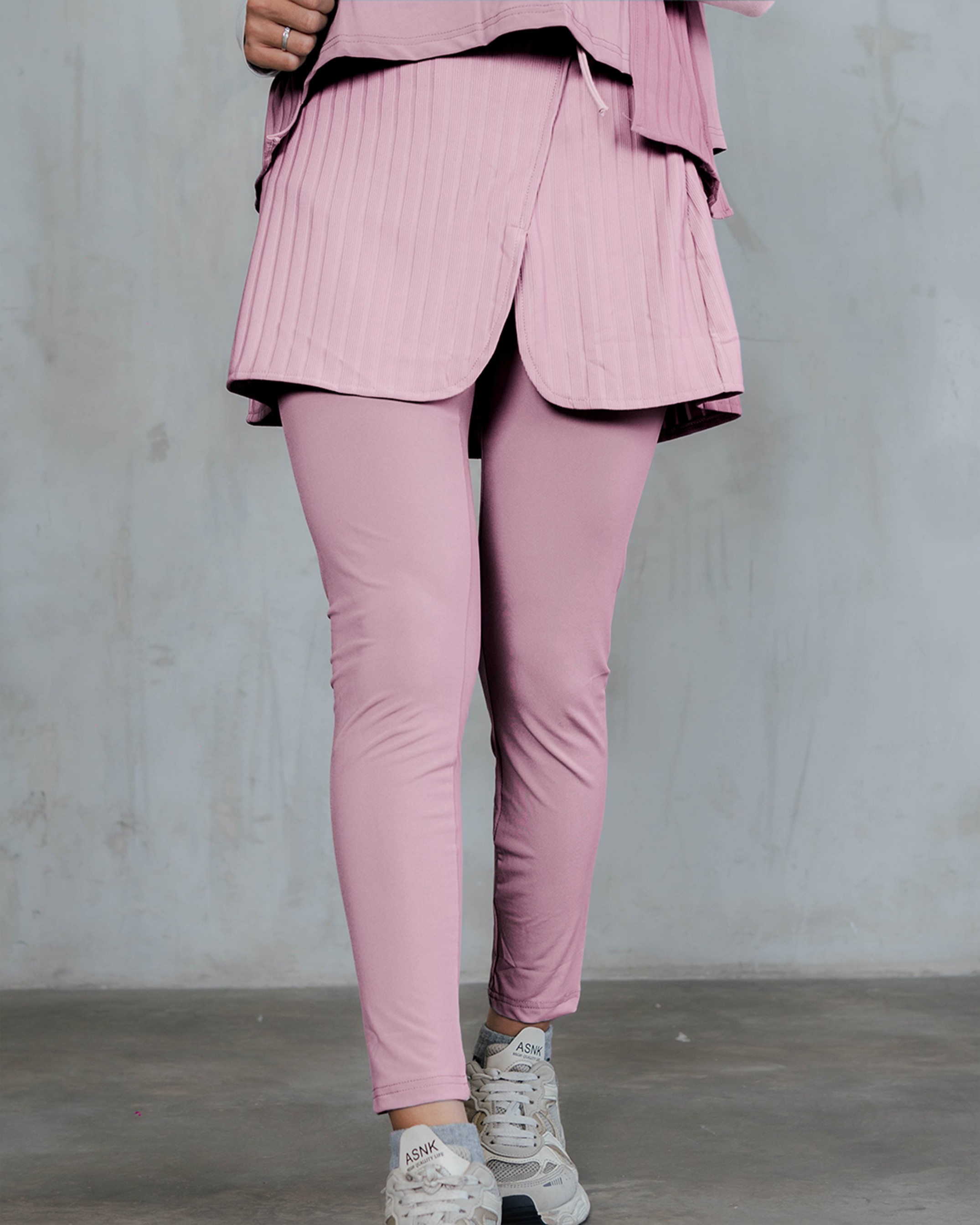Serena Motion Fit Soft Pink – One Set (Vest Hijab dan Legging Rok)