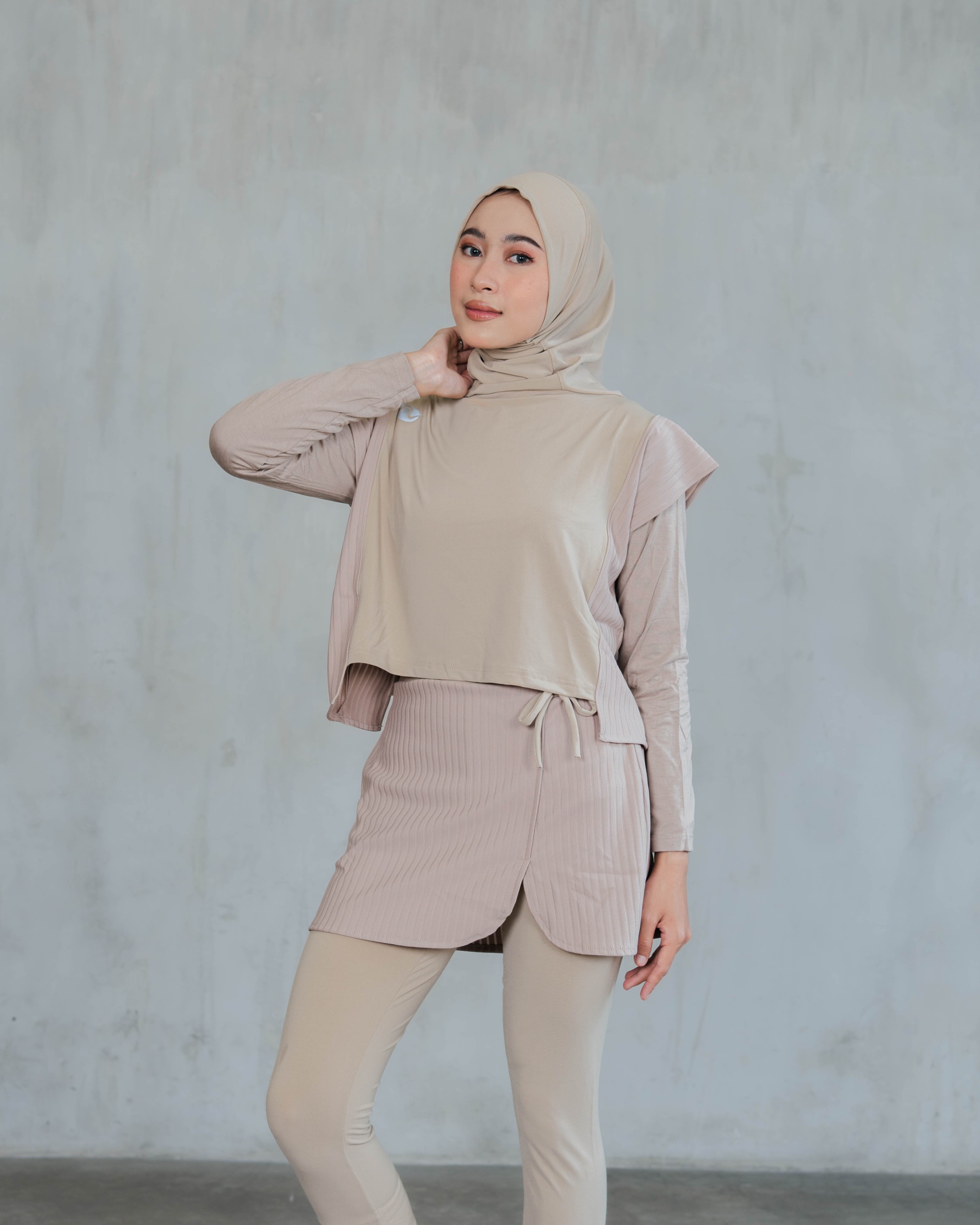 Serena Motion Fit Latte – One Set (Vest Hijab dan Legging Rok)