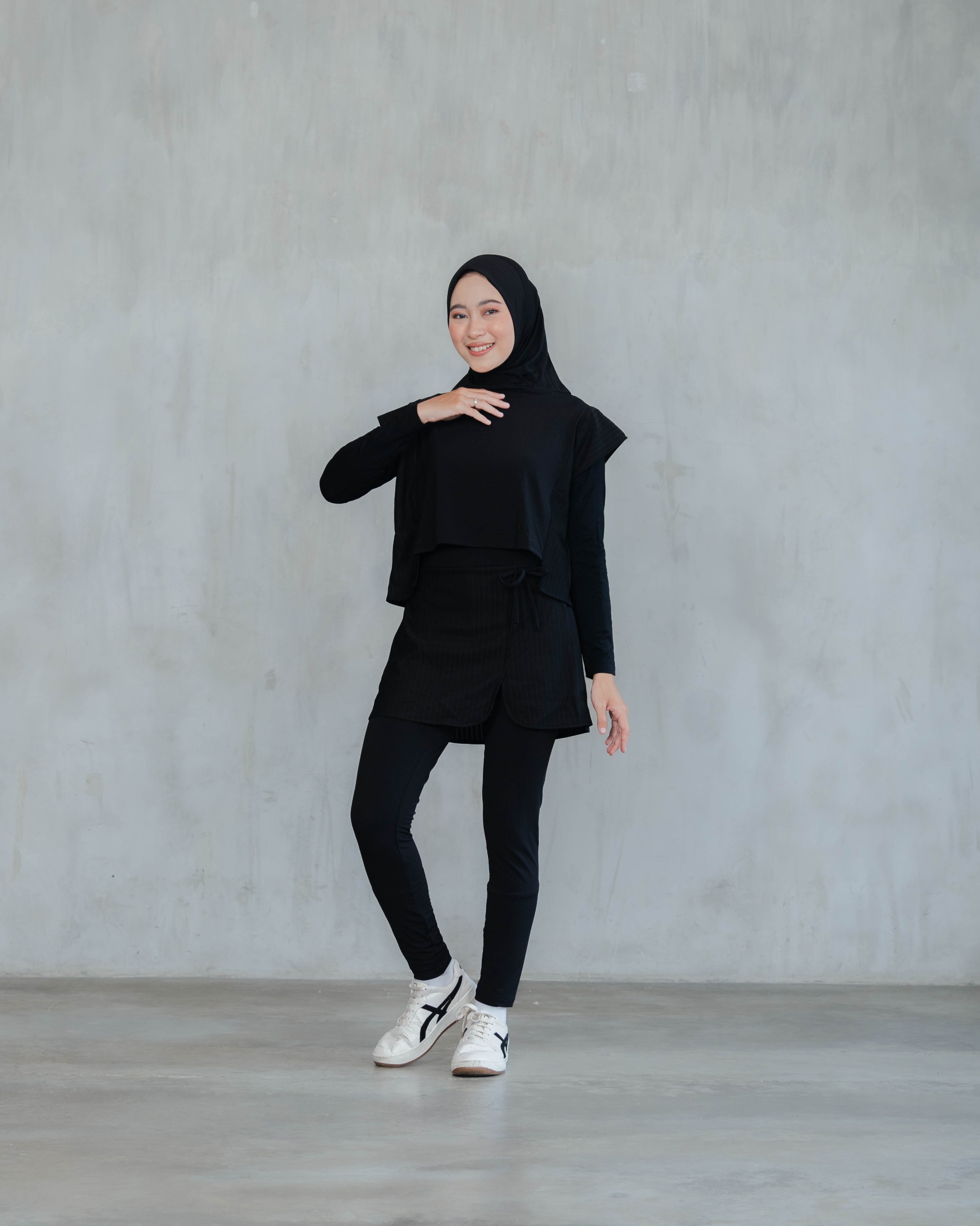 Serena Motion Fit Black – One Set (Vest Hijab dan Legging Rok)