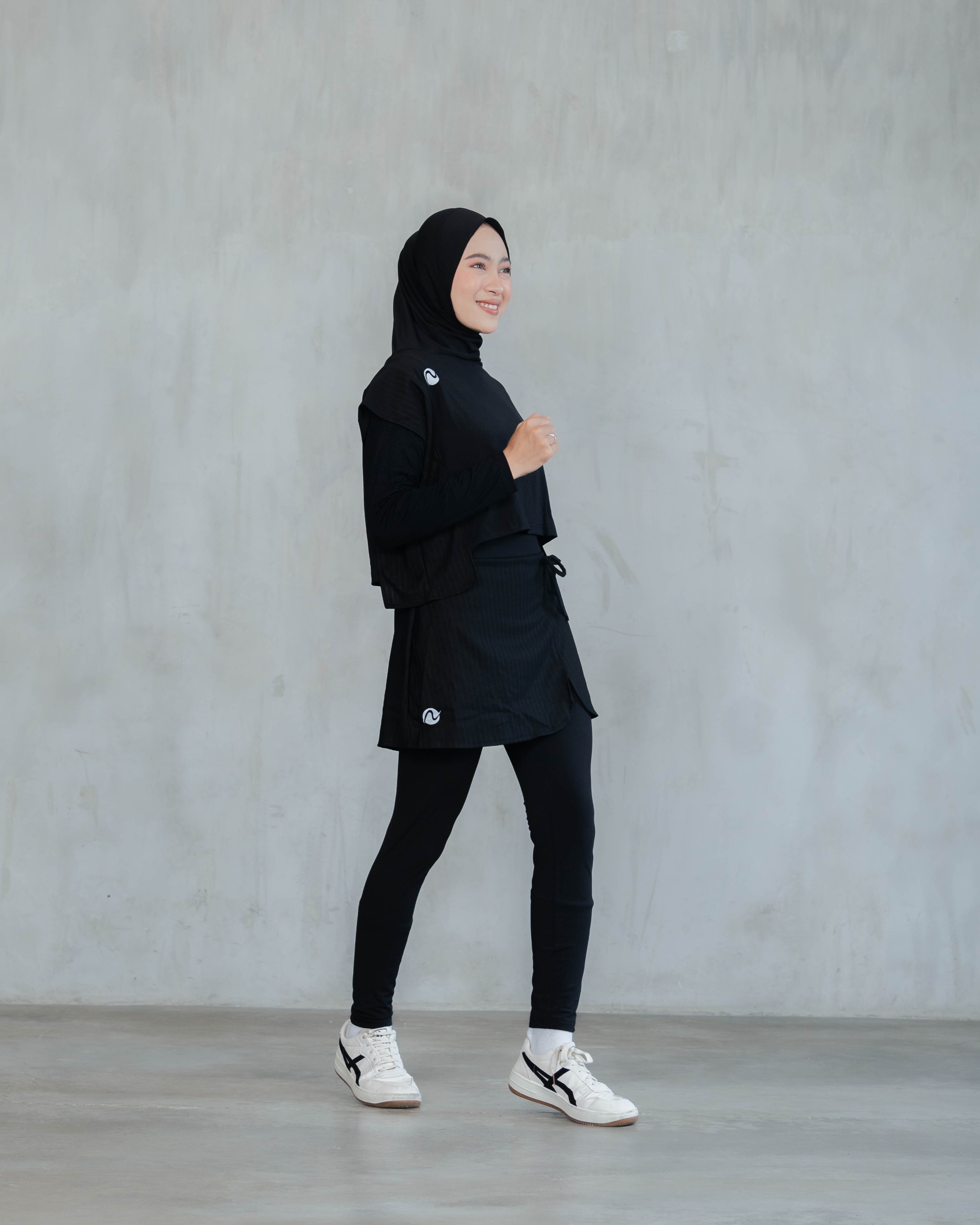 Serena Motion Fit Black – One Set (Vest Hijab dan Legging Rok)