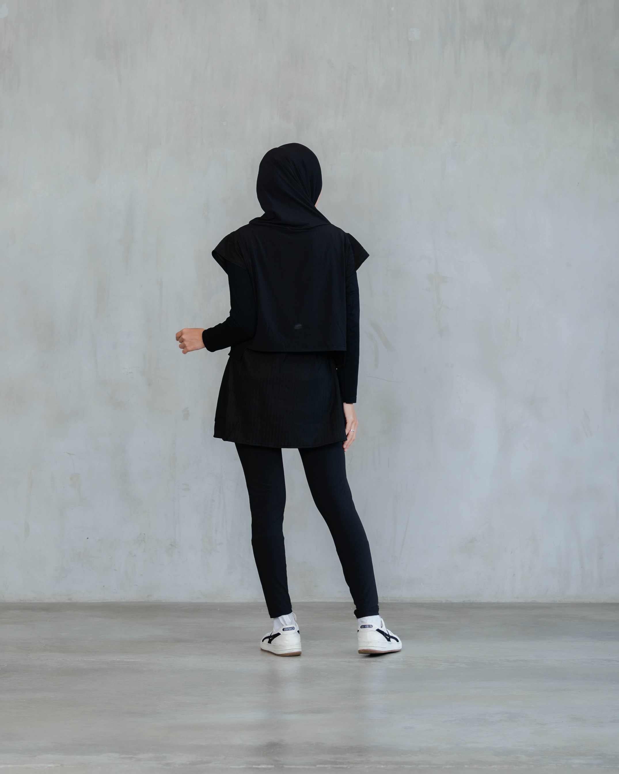Serena Motion Fit Black – One Set (Vest Hijab dan Legging Rok)
