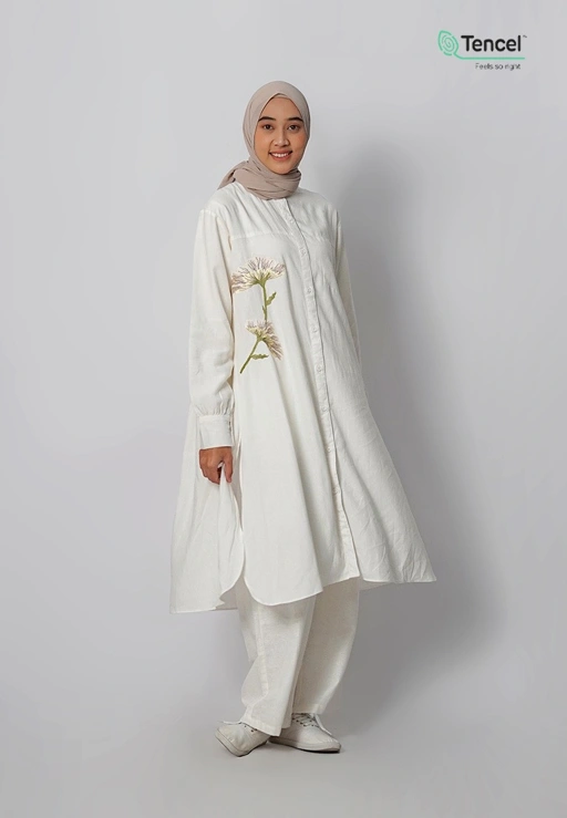 Image of Sekar Tunik Broken White by Tufine