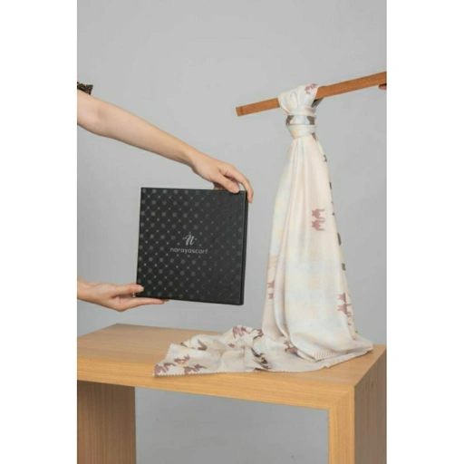 Image of Naraya Scarf Hard Box Black