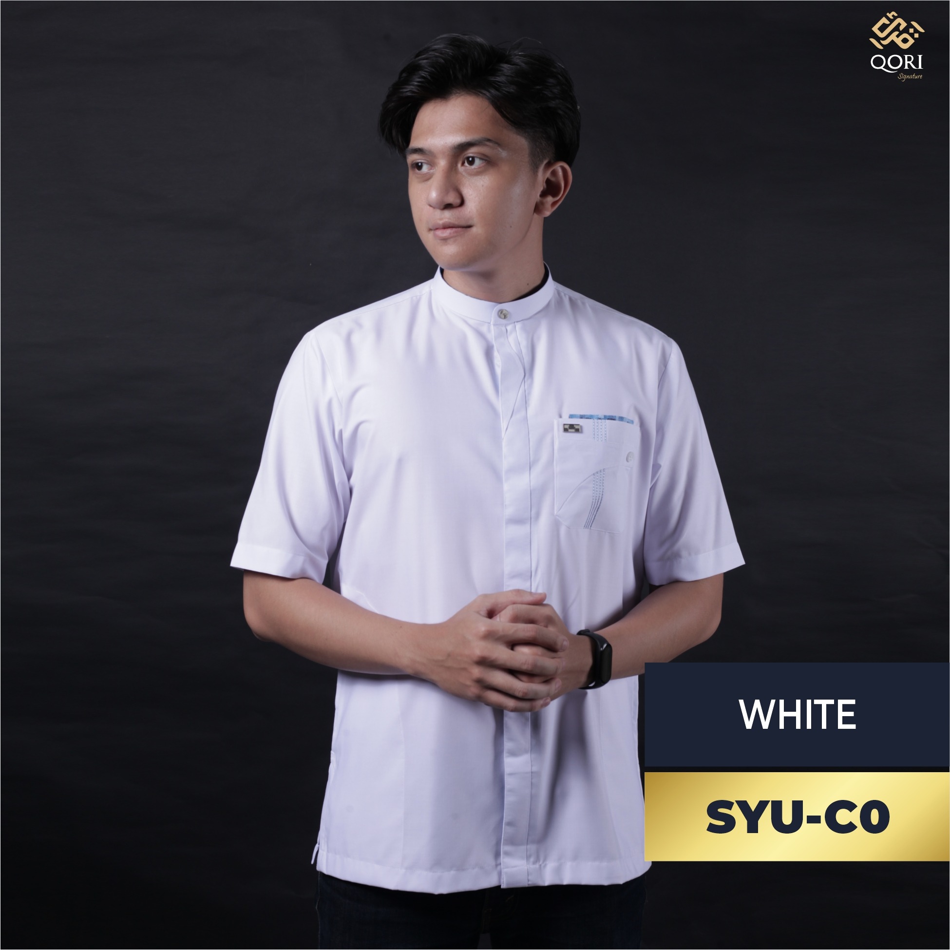 Qori Apparel Signature White Series Baju Koko Casual Pria Lengan Pendek (25/26)