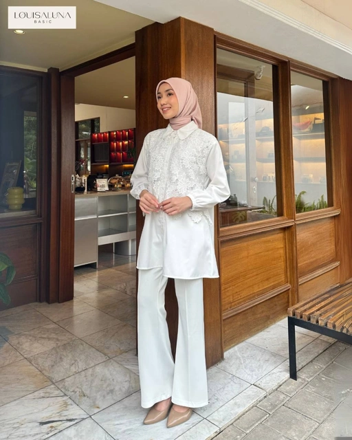 Image of Viona Blosue