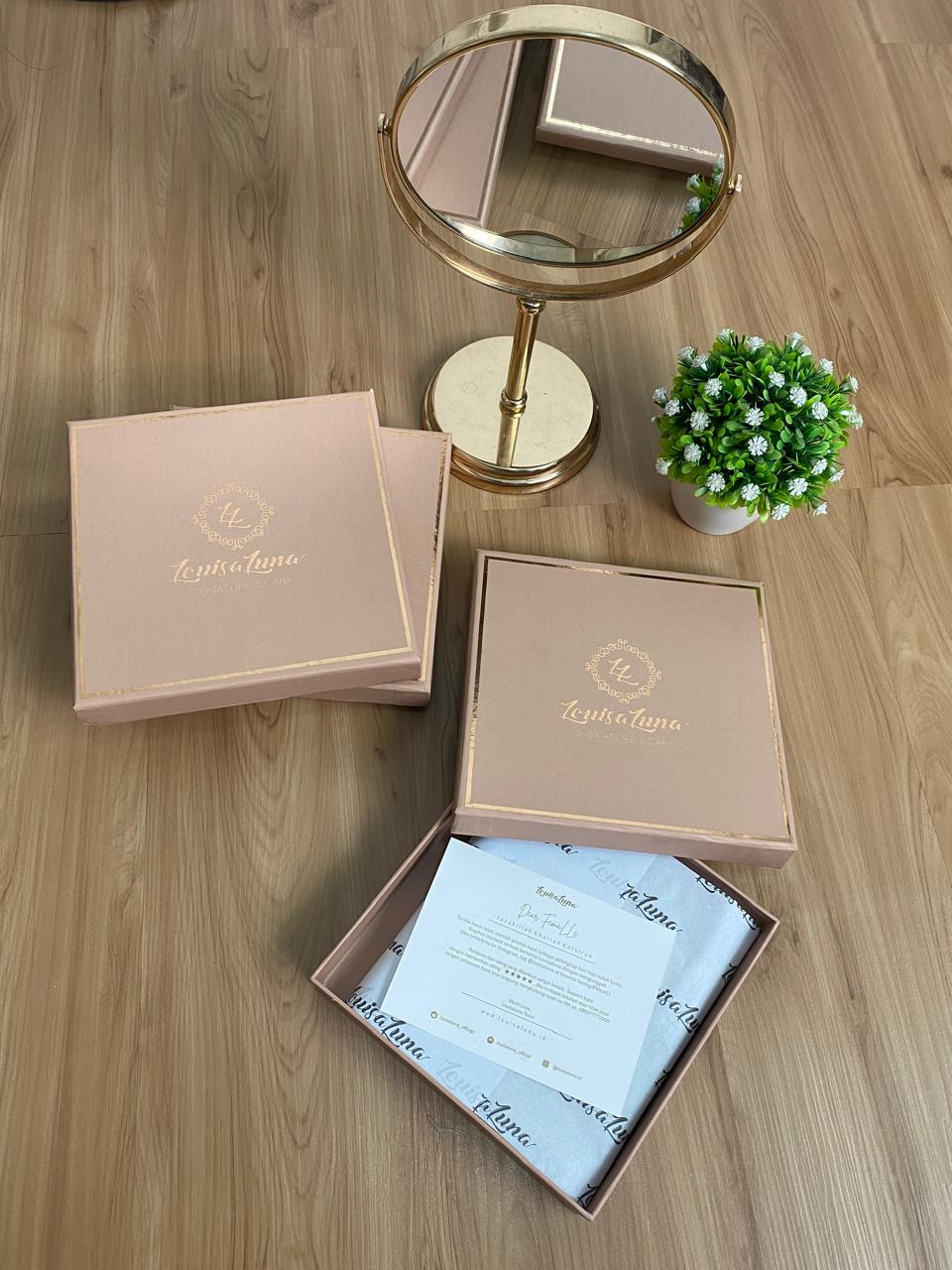 Exclusive Hard Box Louisaluna (Packaging Only)
