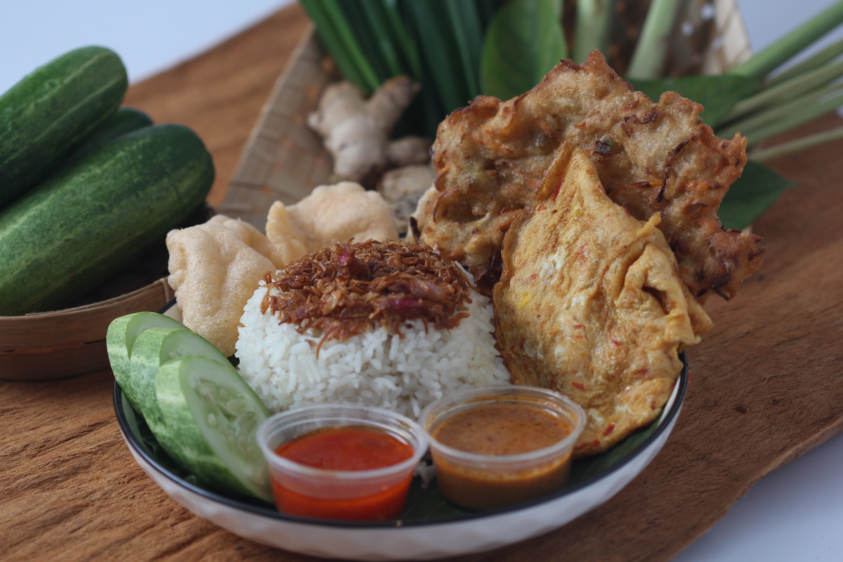 Nasi uduk darmawan (telur dadar + bakwan)