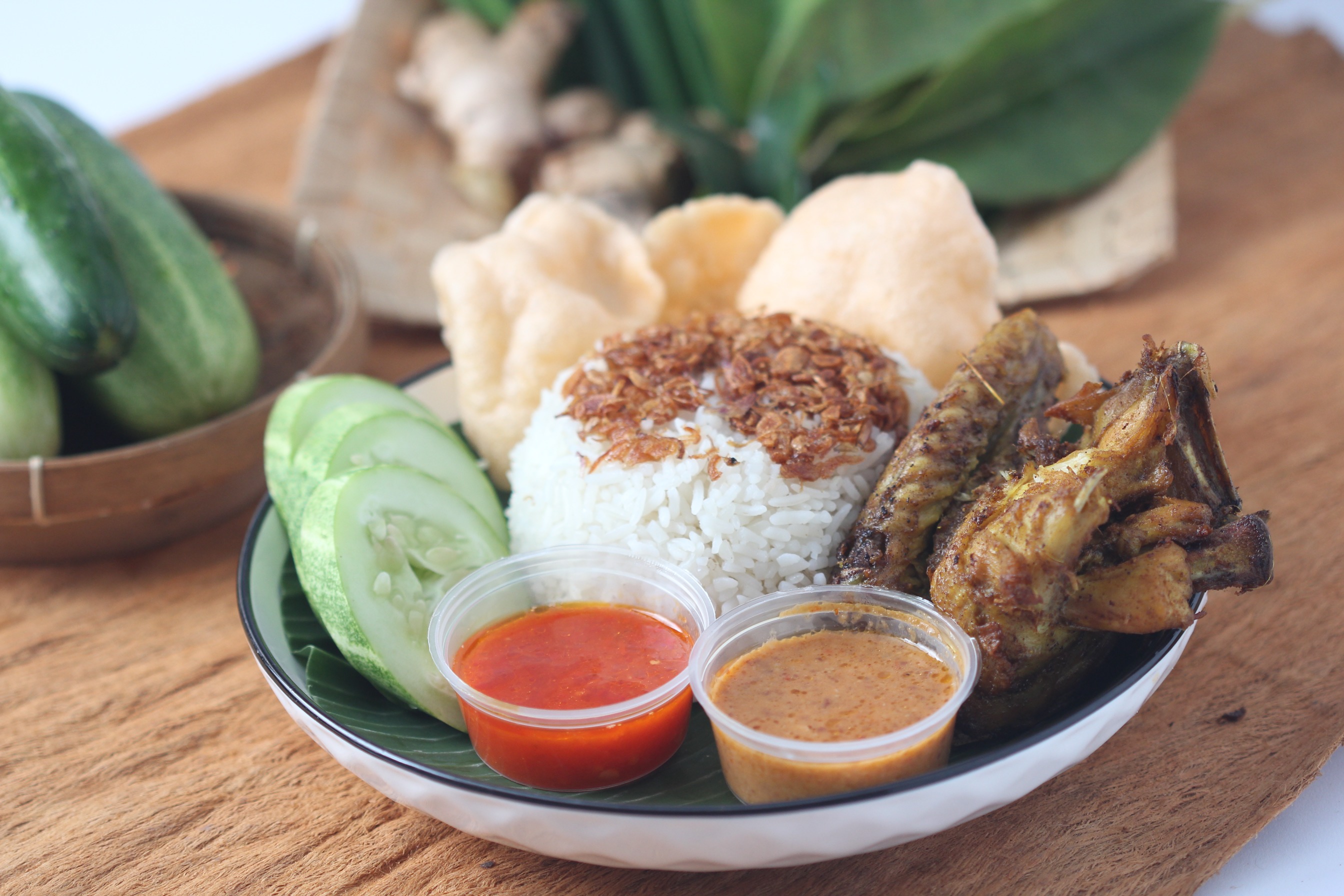 Nasi uduk ayam kampung goreng