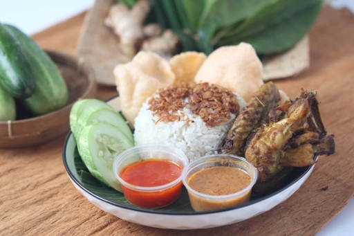 Image of Nasi uduk ayam kampung goreng