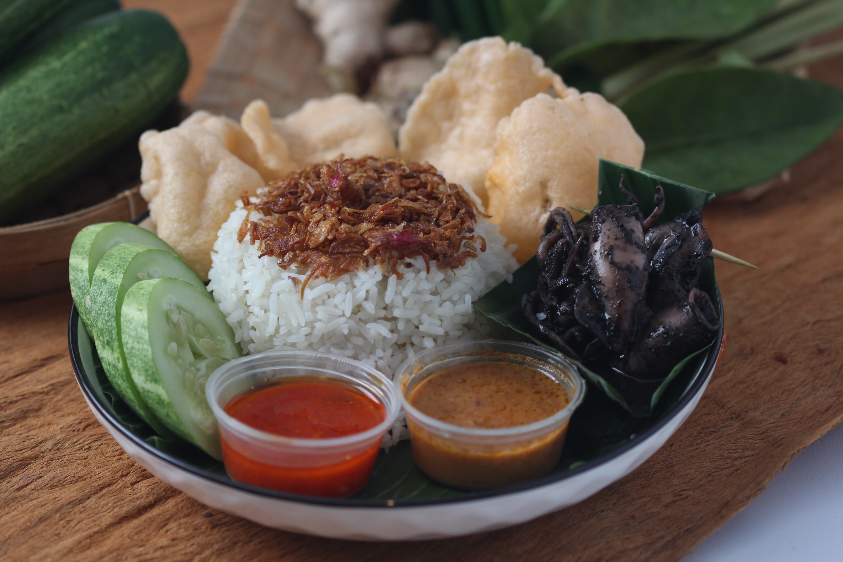 Nasi uduk cumi hitam