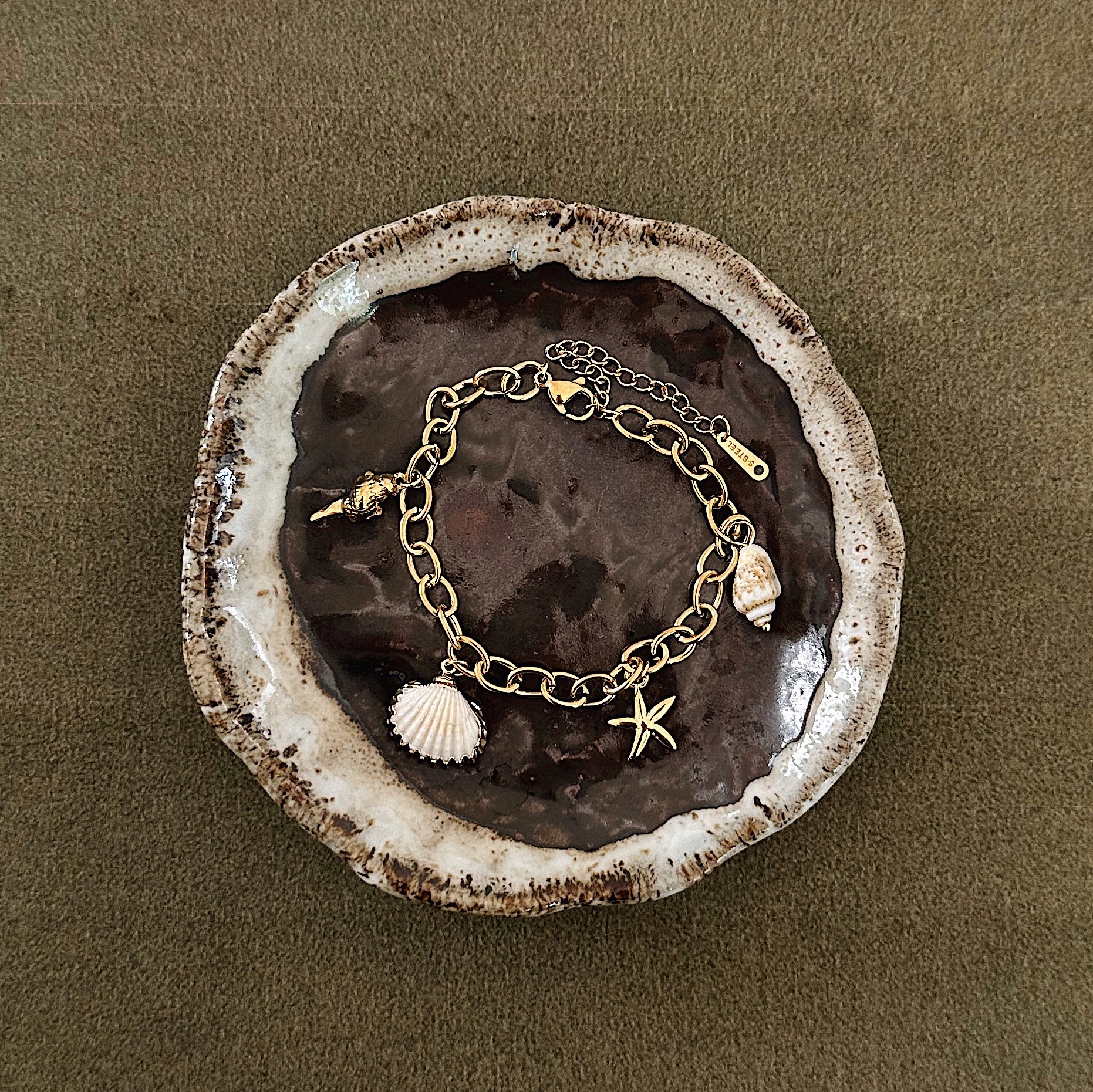 Louisë // Limited Edition Gold Seashell Charms Bracelet - 18k Gold Plated Stainless Steel