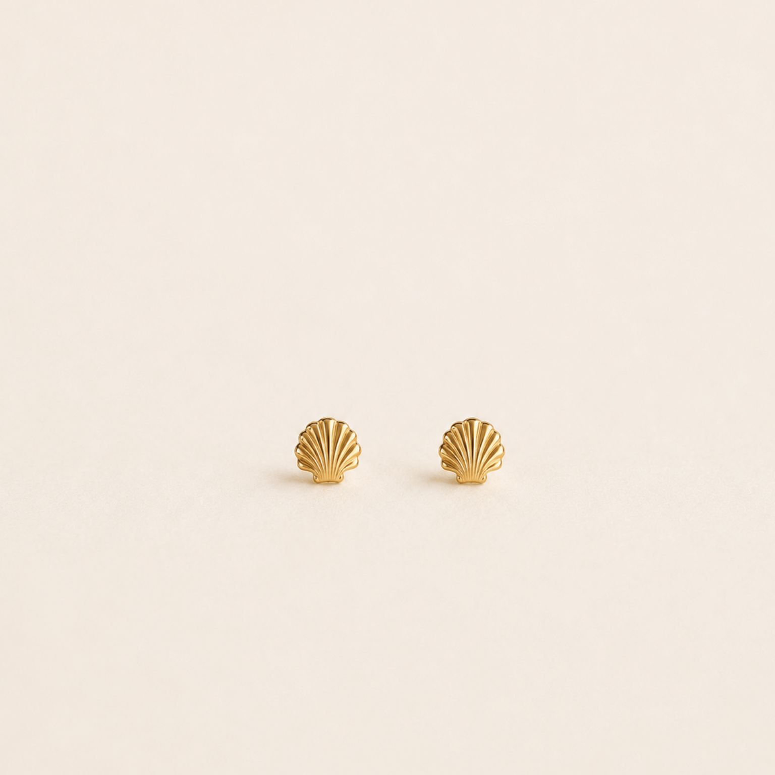 Louisë // Gold Tiny Seashells in Cape Cod - 18k Gold Plated Stainless Steel (Anti Karat)