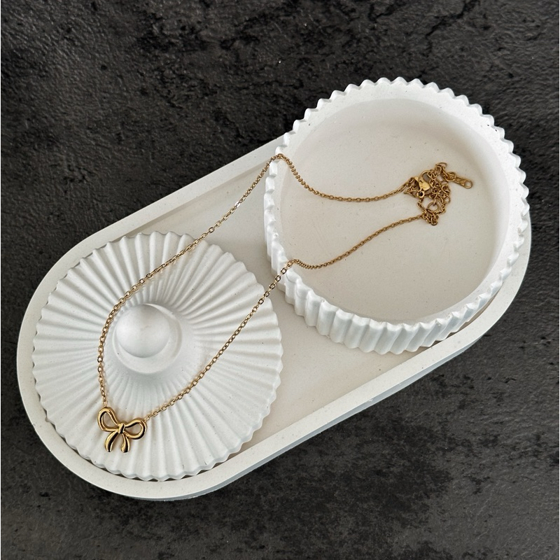 Louisë // Gold Tiny Bows in Copenhagen Necklace - 18k Gold Plated Titanium Steel (Anti Karat)