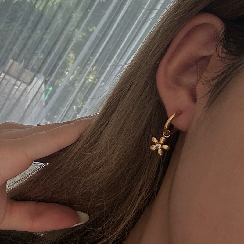 Louisë // Gold Daisy Earrings - 18k Gold Plated Stainless Steel (Anti Karat)